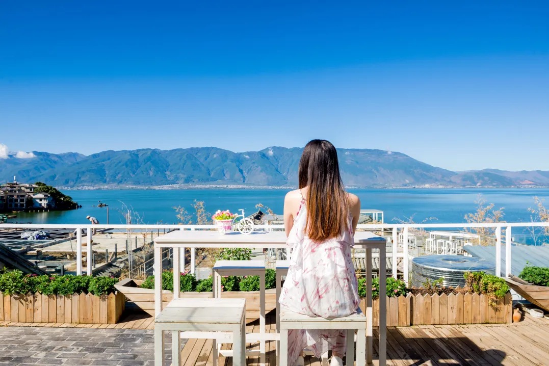 At 15:30 in the afternoon, we will visit Erhai Lake's "Santorini" [Ideal Country], where the pure white arches, blue swimming pools and bougainvillea interweave the Mediterranean style. The top garden overlooks the Erhai Lake, and the silhouette shot agai