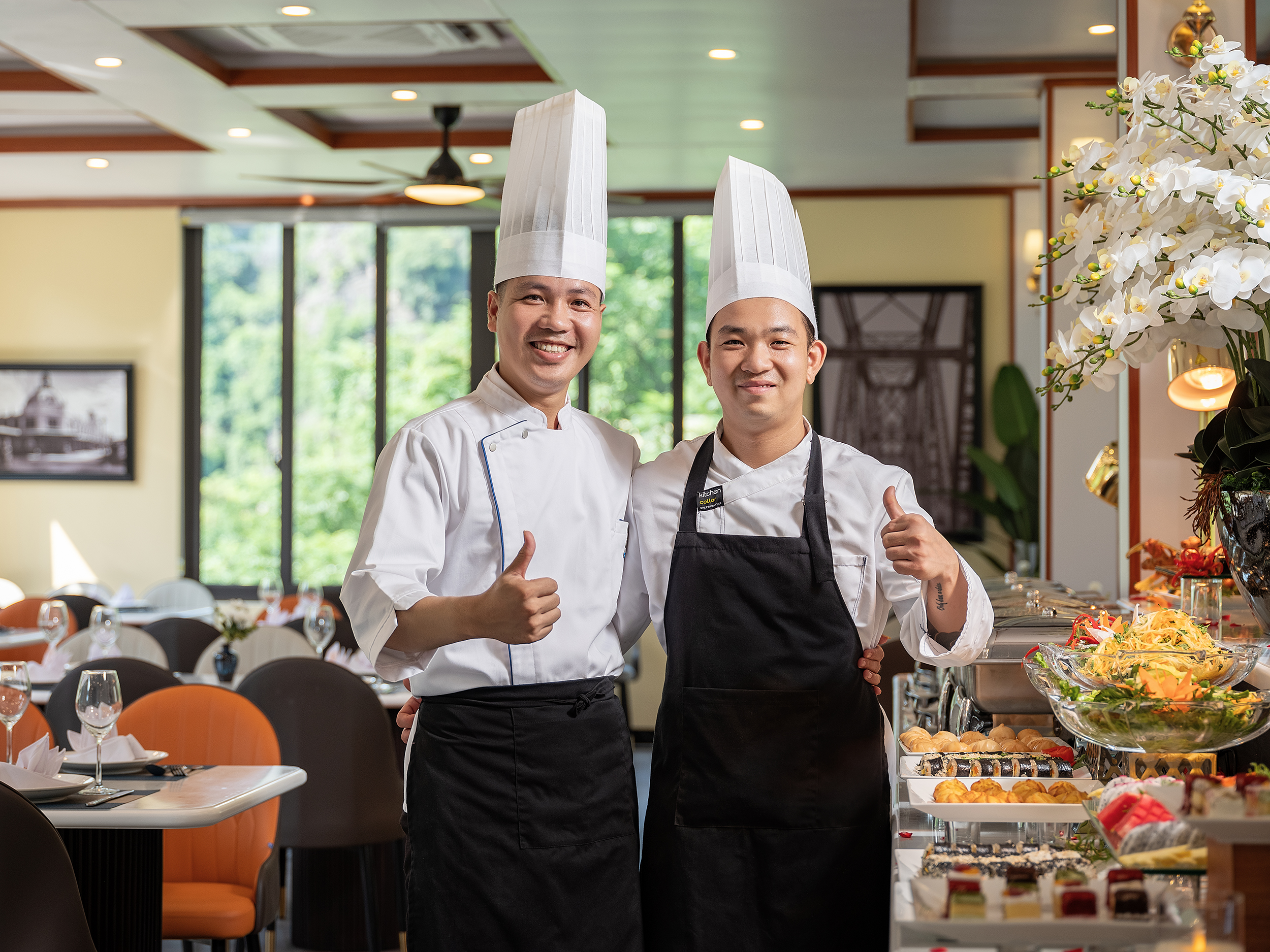 我們才華洋溢的廚師團隊,以滿腔熱情與悉心照料,為您精心烹製每一道佳餚。 我們才華洋溢的廚師團隊,以滿腔熱情與悉心照料,為您精心烹製每一道佳餚。