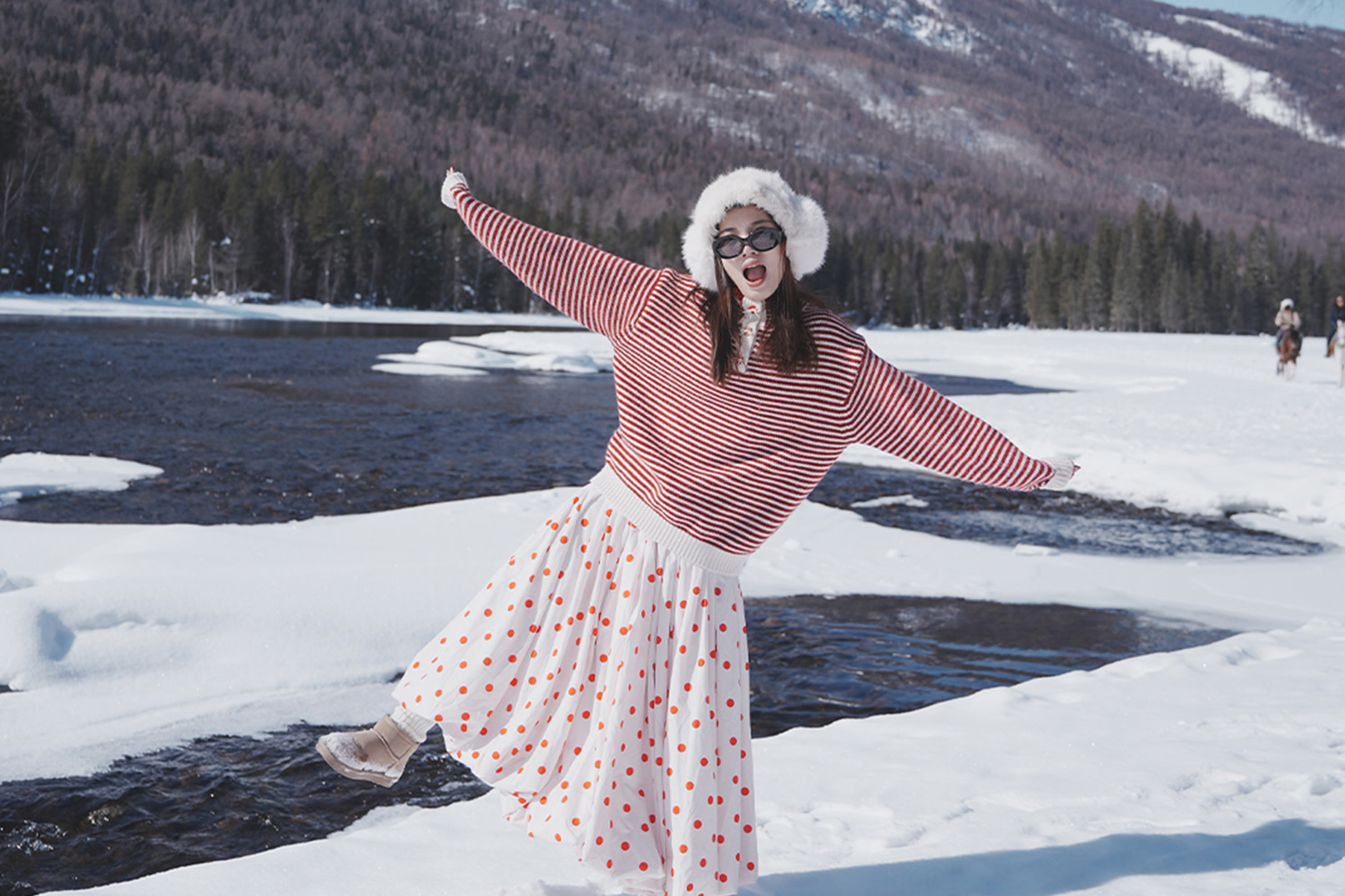 Winter Charm of Northern Xinjiang | 8-Day Tour of Altay & Sayram Lake in Xinjiang (Drone & DSLR Travel Photography + Tank 300 + Urungu Lake Hot Pot & Self-Drive Tour of Sayram Lake + Kanas + Hemu + Baihaba)