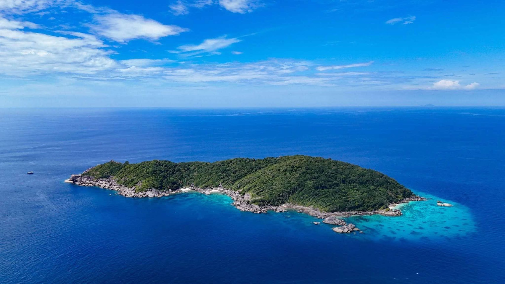 乘坐快艇開啟激動人心的旅程，前往令人歎為觀止的斯米蘭群島，等待您的探索。