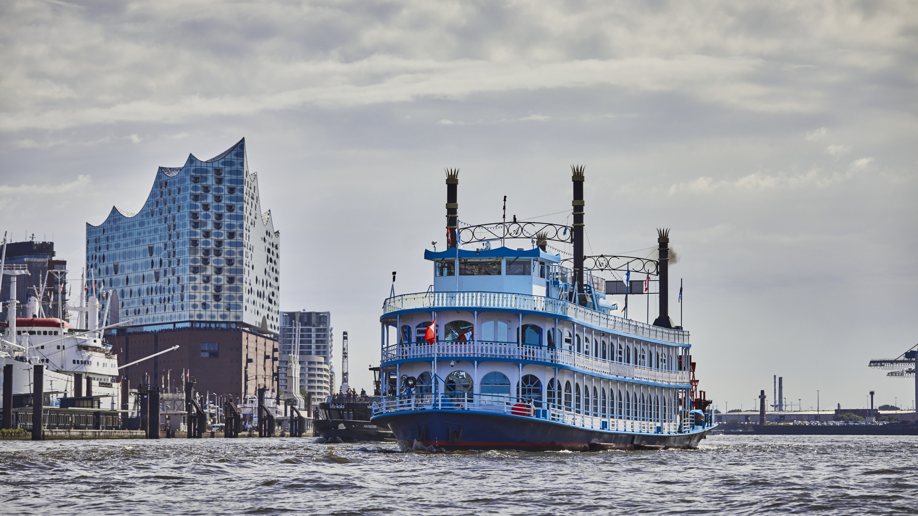 搭乘路易斯安那之星遊船,飽覽漢堡引人注目的易北愛樂廳 搭乘路易斯安那之星遊船,飽覽漢堡引人注目的易北愛樂廳