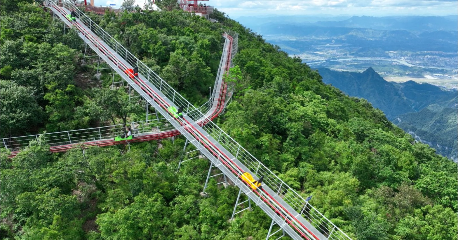 這是張家界七星山景區內極具特色的山地遊樂項目,是在傳統槽式不鏽鋼滑道基礎上升級的新型管軌滑道,兼具刺激感與安全性。全長約1000 米,垂直高差達80 餘米,全程體驗時長約3 分鐘,是七星山熱門的 “速降打卡項目”。滑道車配備雙剎車手柄,遊客可自主調節速度,既可以體驗風馳電掣的俯衝快感,也能放緩節奏欣賞沿途風光。這條滑道不僅是下山的趣味通道,更是沉浸式感受七星山 “雲端秘境” 的獨特方式,讓遊客在速度與美景中釋放壓力。 這是張家界七星山景區內極具特色的山地遊樂項目,是在傳統槽式不鏽鋼滑道基礎上升級的新型管軌滑道,兼具刺激感與安全性。全長約1000 米,垂直高差達80 餘米,全程體驗時長約3 分鐘,是七星山熱門的 “速降打卡項目”。滑道車配備雙剎車手柄,遊客可自主調節速度,既可以體驗風馳電掣的俯衝快感,也能放緩節奏欣賞沿途風光。這條滑道不僅是下山的趣味通道,更是沉浸式感受七星山 “雲端秘境” 的獨特方式,讓遊客在速度與美景中釋放壓力。