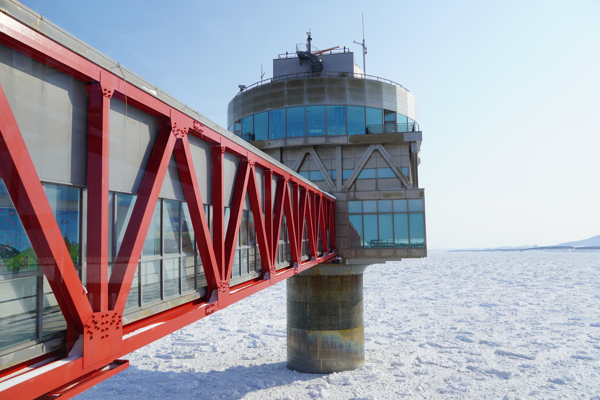 海洋交流館・鄂霍次克塔：在流冰季節，可以從海底自然觀測室親眼觀察流冰下的世界，展示室內展示了北海的魚類和被稱為流冰妖精的水螅。※費用自理