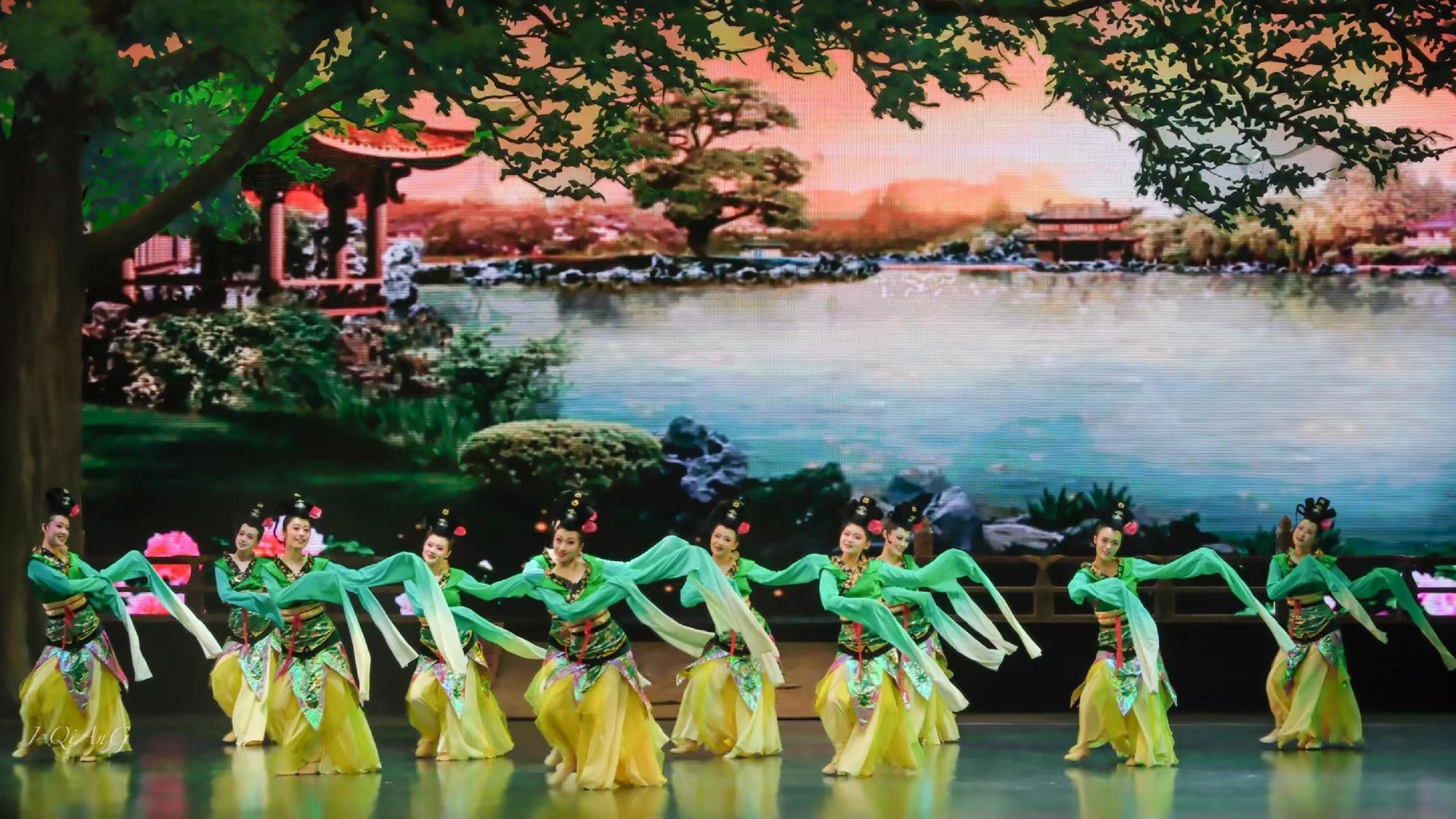 《踏歌》少女們迎著春風邊歌邊舞踏青而來,舞蹈表現了古代少女嚮往幸福美好生活的情景 《踏歌》少女們迎著春風邊歌邊舞踏青而來,舞蹈表現了古代少女嚮往幸福美好生活的情景