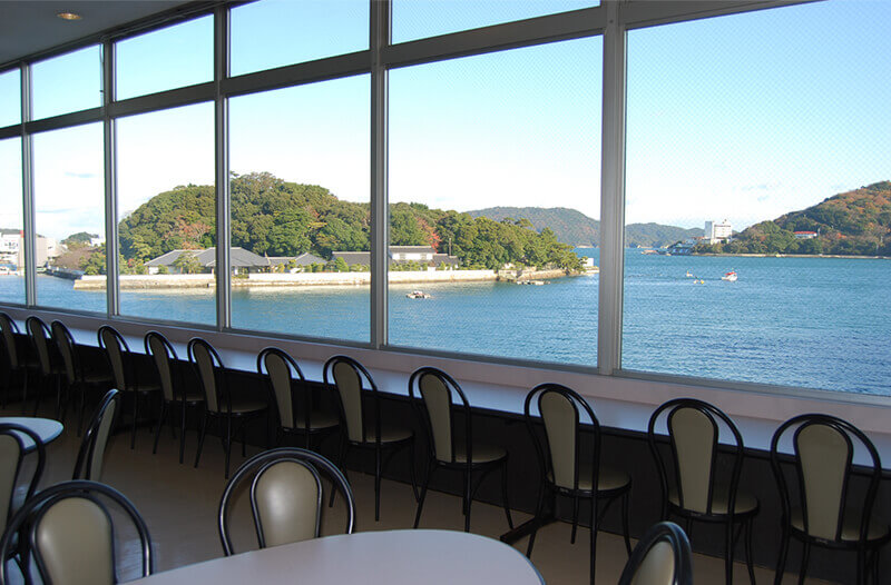 餐廳對著海邊，風景絕佳