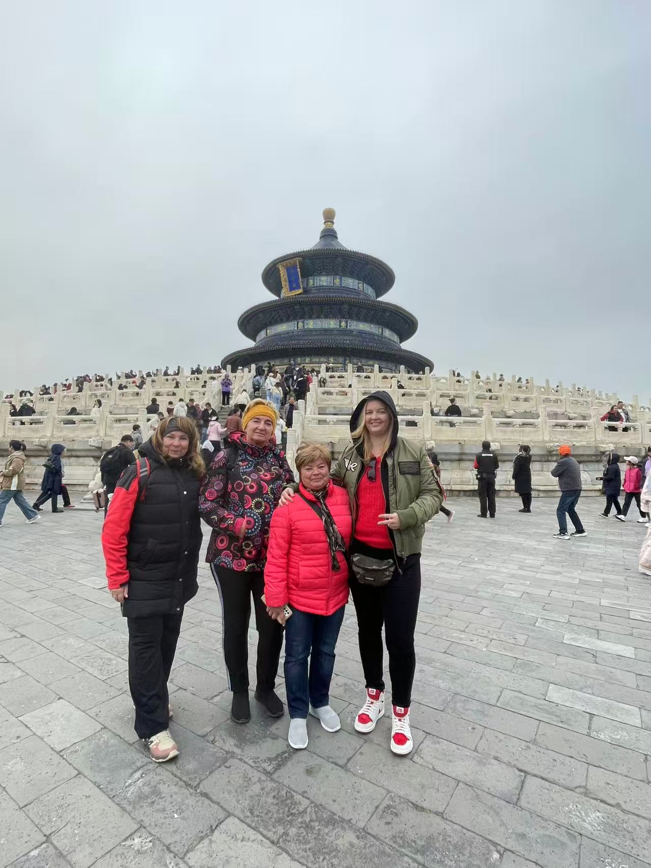 從故宮的歷史餘韻中走出，帶著對皇家輝煌的回味，旅程繼續前行。接下來踏入著名的天壇，這處莊嚴肅穆的壇廟建築群，承載著明清兩代皇帝對豐收的殷切祈願，以及對上天的虔誠敬意。數百年來，繚繞的香菸中，寄託著無數對風調雨順、國泰民安的美好向往。一進入天壇，首先映入眼簾的便是其標誌性建築——祈年殿。這座始建於15世紀的宏偉殿宇，以其獨特的建築風格和精湛的工藝聞名於世。三重藍色琉璃瓦頂，層層向上收縮，直指蒼穹，彷彿在與上天對話。當您走近它，撫摸著那歷經歲月的樑柱，歷史的厚重感便會撲面而來，讓人不禁為之震撼。