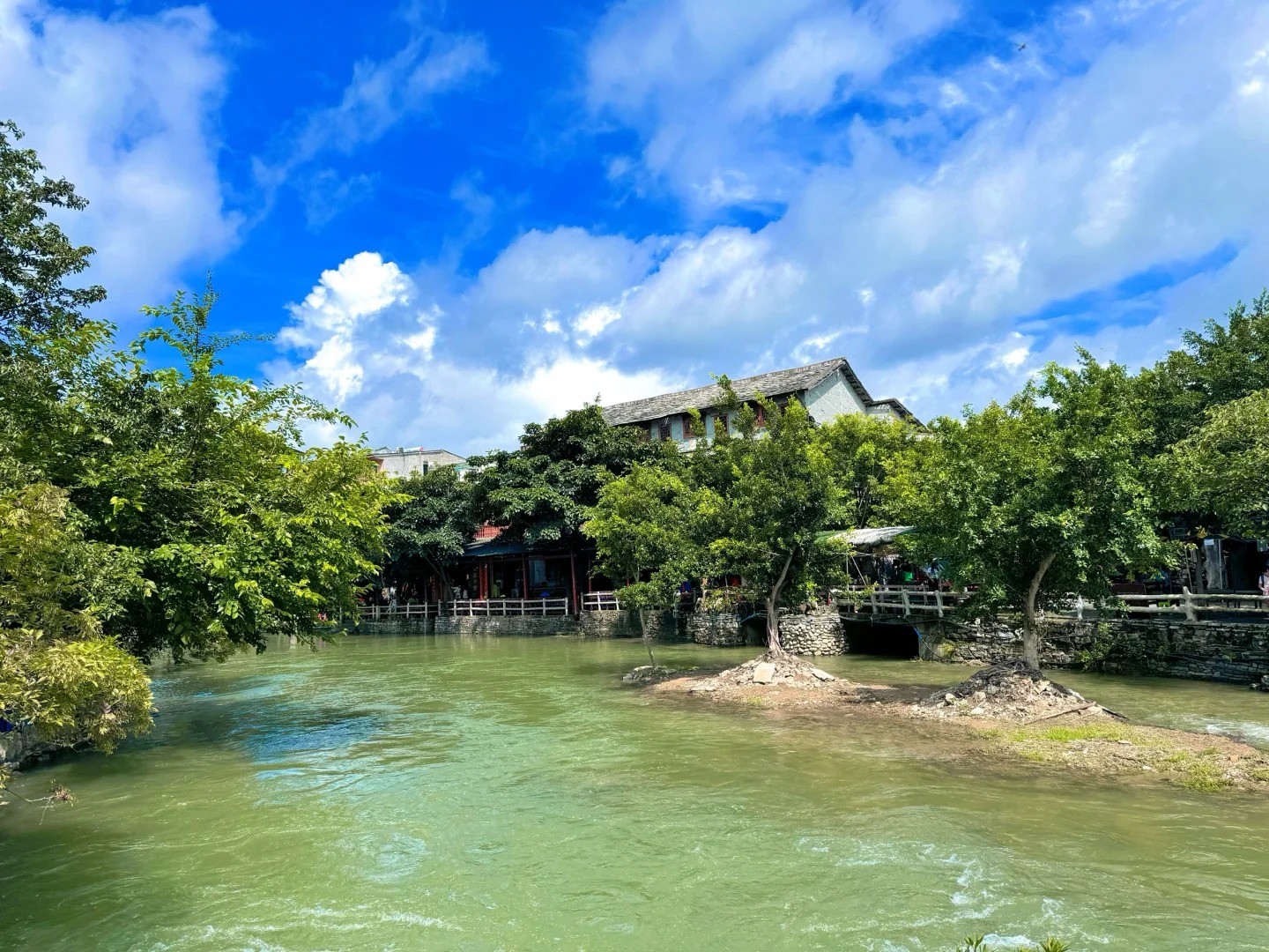 貴州非梵黔貴7日遊（西江千戶苗寨CW旅拍+非遺蠟染活動體驗+古法造紙體驗+黃果樹大瀑布+荔波小七孔+西江千戶苗寨+鎮遠古鎮+梵淨山）