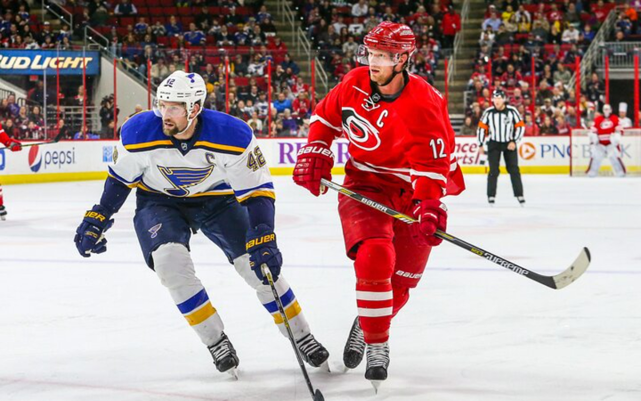 觀賞技術精湛的球員在激烈的冰球比賽中,精準地滑行、傳球和射門。 觀賞技術精湛的球員在激烈的冰球比賽中,精準地滑行、傳球和射門。