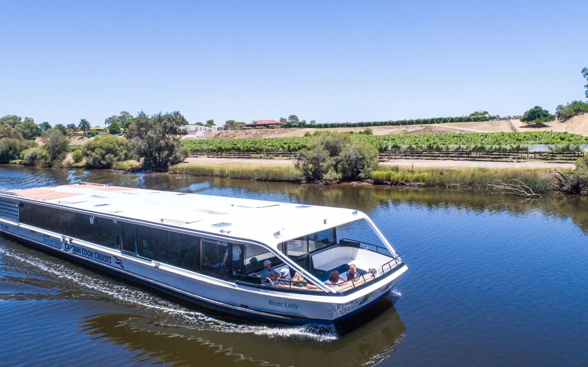 遊船沿著風景優美的河流平穩滑行