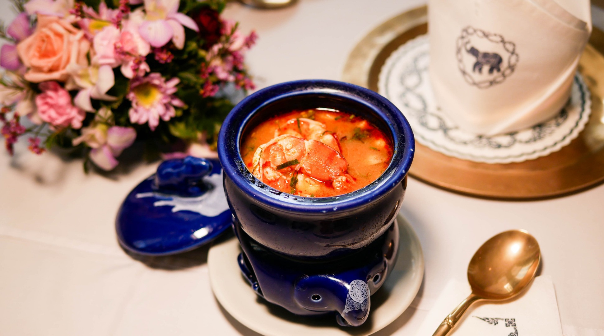 品嚐泰式酸辣湯，讓酸辣夠味的湯頭刺激你的味蕾，忍不住皺起鼻子，享受這令人愉悅的滋味