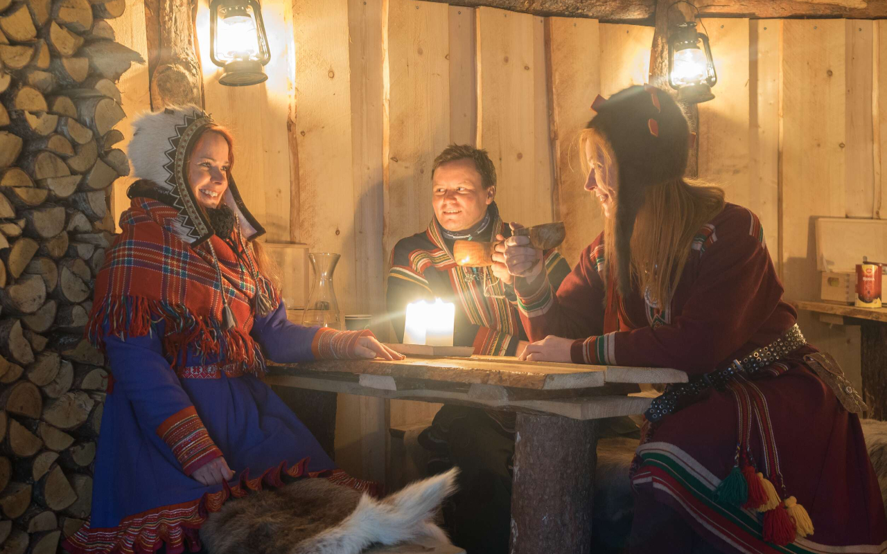 在溫馨小屋內，一邊品嚐暖心飲品與美味餅乾，一邊沉浸於當地文化氛圍中。