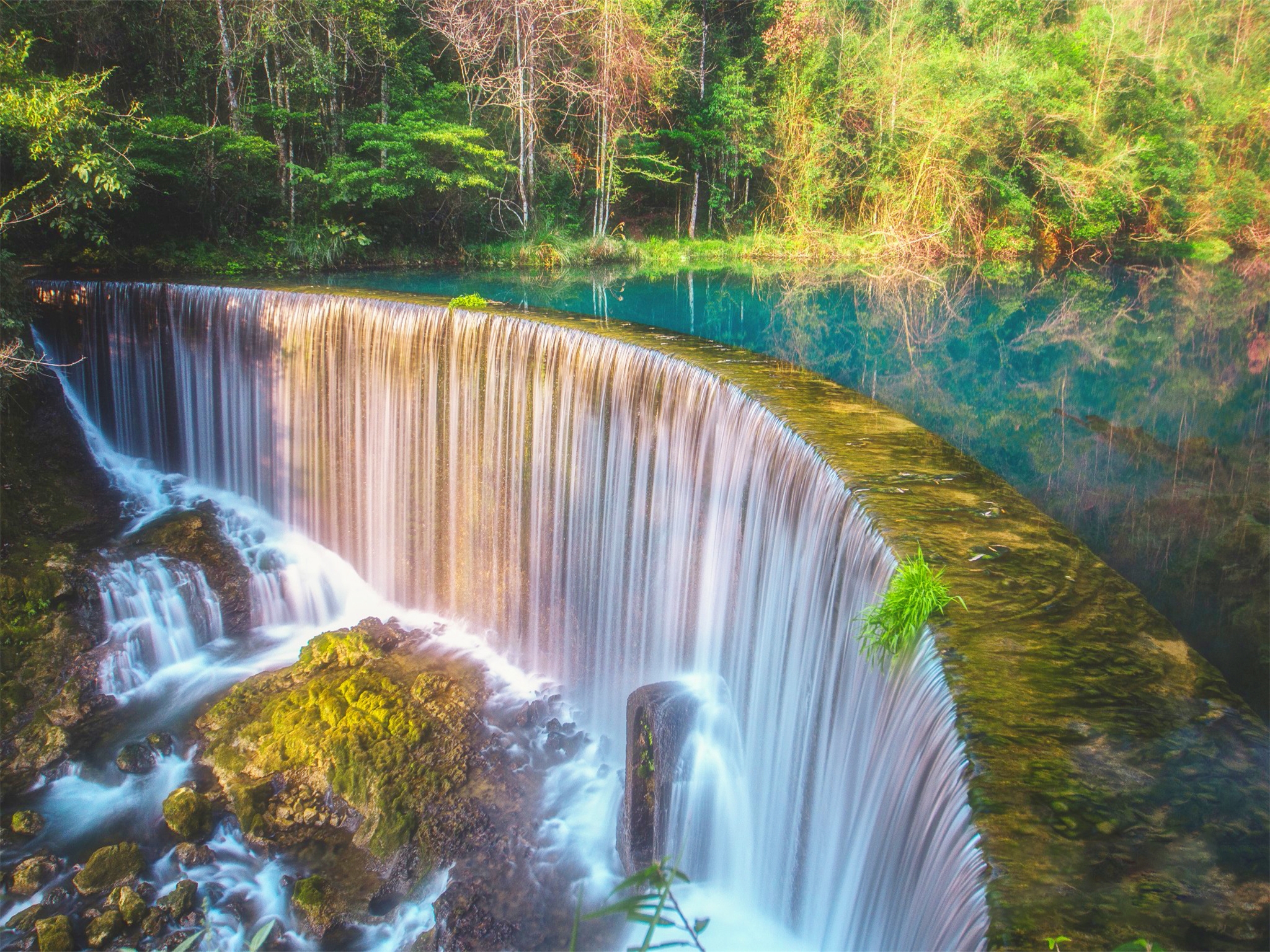荔波小七孔是貴州省黔南布依苗族自治州荔波縣的核心景區,被譽為“地球腰帶上的綠寶石”,集山、水、林、洞、湖、瀑、石於一體,擁有全球保存最完好的喀斯特原始森林,是中國南方喀斯特的典型代表。其中包含臥龍潭、68級跌水瀑布、天鍾洞、拉雅瀑布、小七孔古橋等景點,是貴州自然風光的代表。 荔波小七孔是貴州省黔南布依苗族自治州荔波縣的核心景區,被譽為“地球腰帶上的綠寶石”,集山、水、林、洞、湖、瀑、石於一體,擁有全球保存最完好的喀斯特原始森林,是中國南方喀斯特的典型代表。其中包含臥龍潭、68級跌水瀑布、天鍾洞、拉雅瀑布、小七孔古橋等景點,是貴州自然風光的代表。