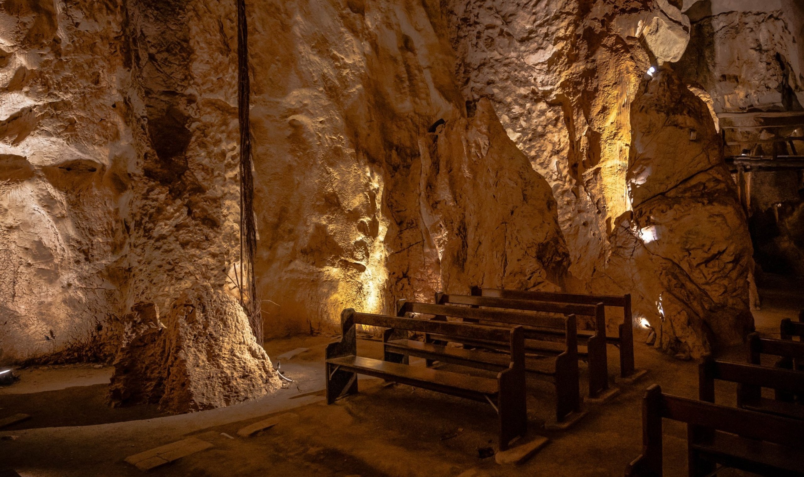體驗大教堂洞穴 (Cathedral Cave) 卓越的自然音響效果,這是本次旅行的亮點之一。 體驗大教堂洞穴 (Cathedral Cave) 卓越的自然音響效果,這是本次旅行的亮點之一。