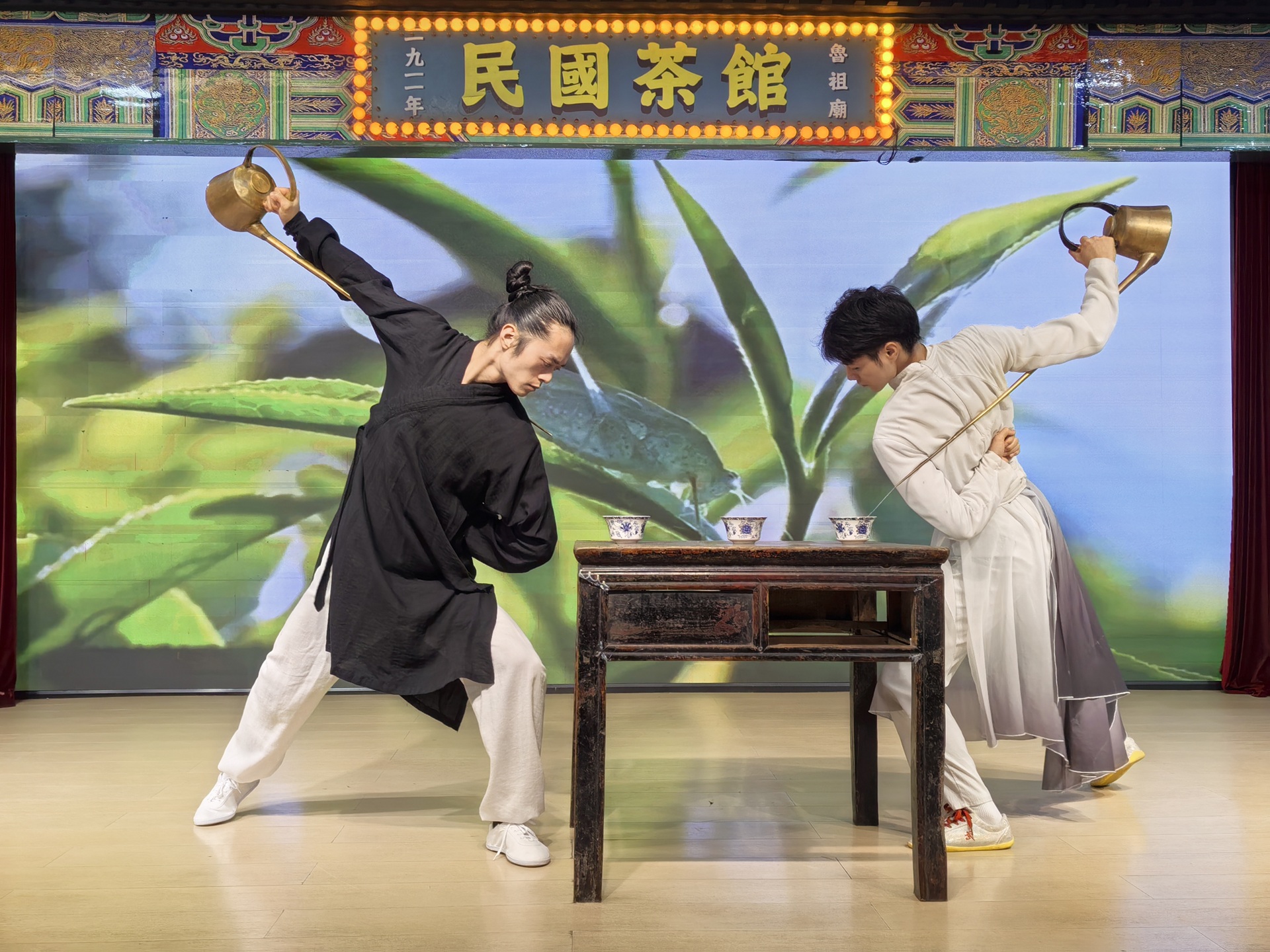 民國茶館裡，表演者展示高超的倒茶技藝，動作行雲流水