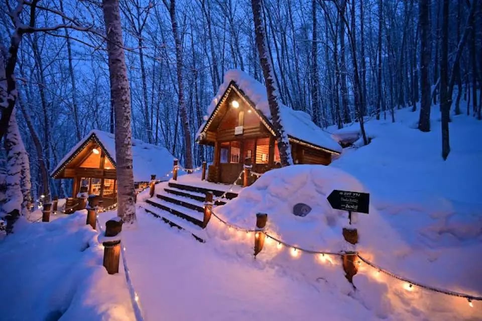 B，C方案-冬季限定的精靈露台點燈，溫暖燈光照亮雪中的木屋小徑，夢幻如童話