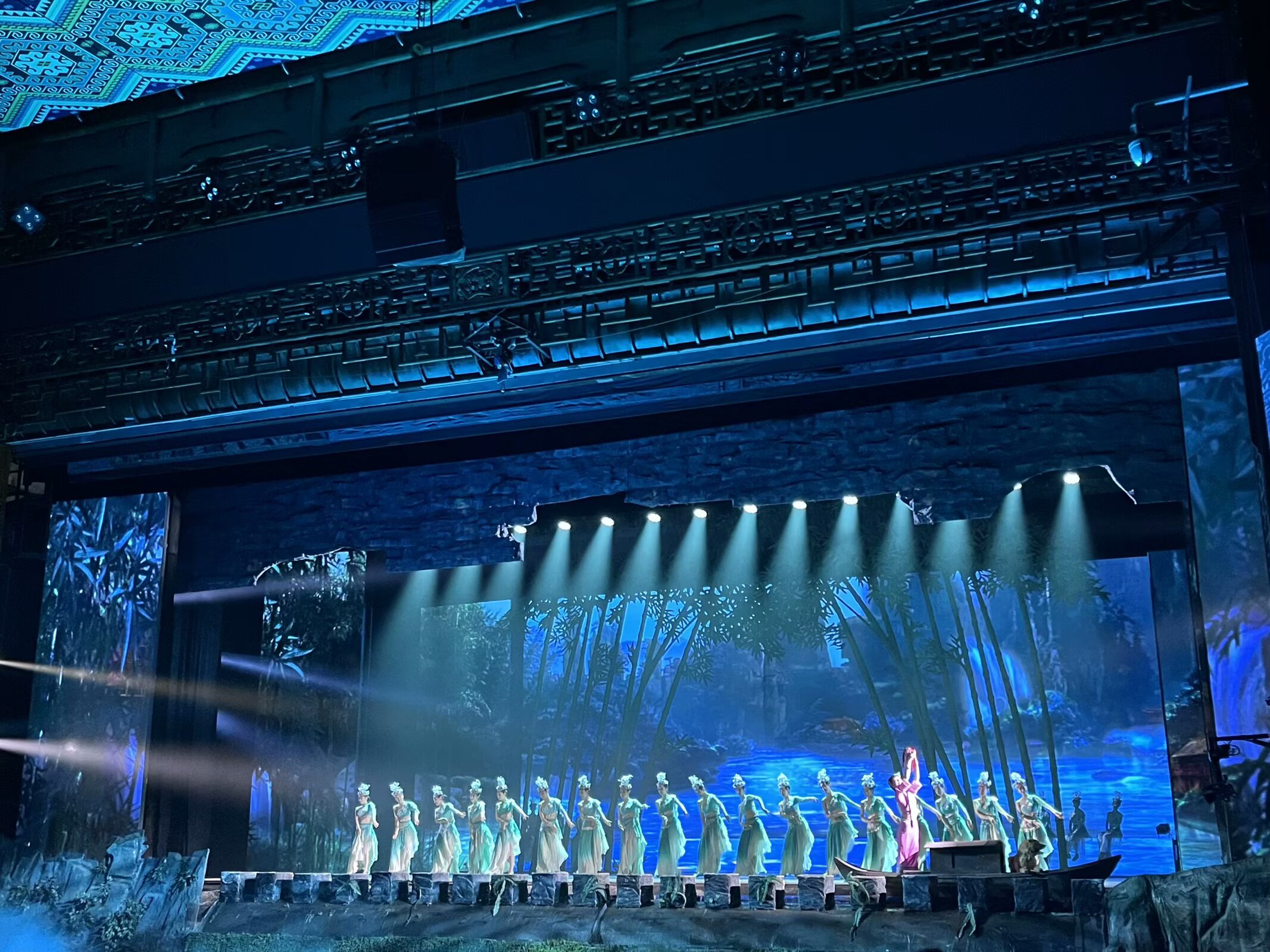 60分鐘穿越千年非遺秘境!室內演繹苗鼓巫儺哭嫁傳奇,室外燃爆赤腳走火刀、高空飛人,直擊湘西野性靈魂。 60分鐘穿越千年非遺秘境!室內演繹苗鼓巫儺哭嫁傳奇,室外燃爆赤腳走火刀、高空飛人,直擊湘西野性靈魂。