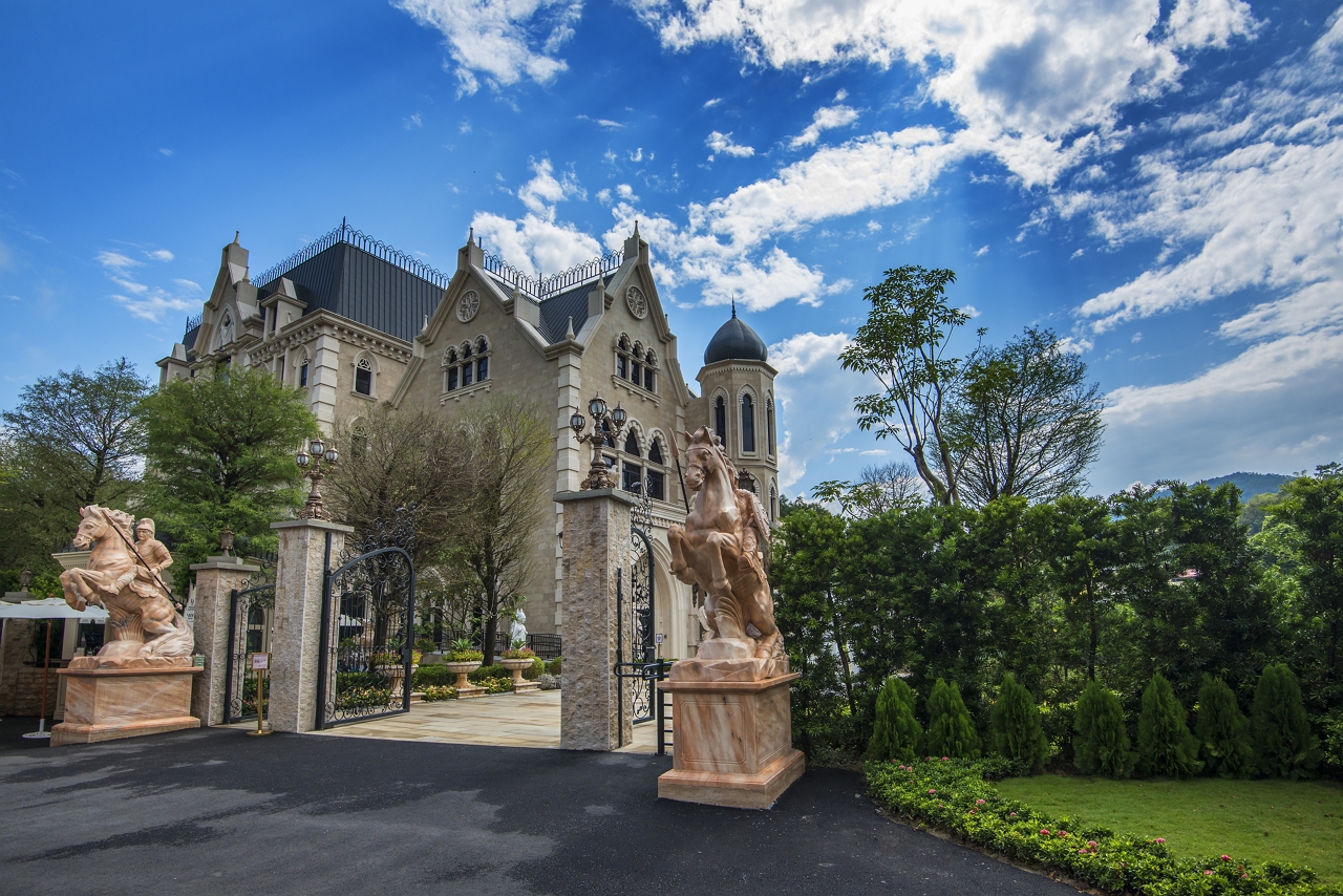 座落於南投埔里的歐風巧克力主題城堡,以可可文化與手作體驗為核心,
結合互動展區與精品甜點空間,提供親子與旅客順遊停留的甜蜜體驗。 座落於南投埔里的歐風巧克力主題城堡,以可可文化與手作體驗為核心,
結合互動展區與精品甜點空間,提供親子與旅客順遊停留的甜蜜體驗。