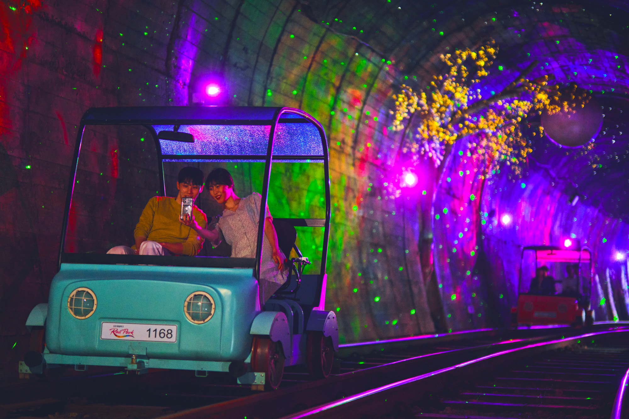 搭乘鐵道自行車，來一趟穿梭於絢麗光廊的奇幻之旅。