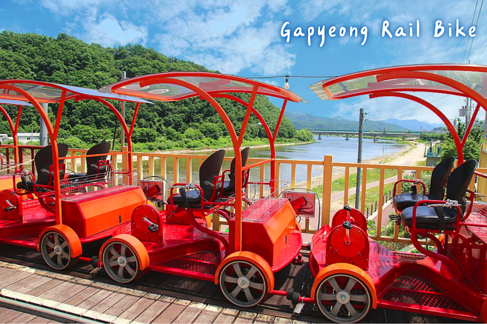 韓國江村鐵道自行車 – 旅客踩踏鐵軌自行車，穿越隧道、翠綠森林，並駛過迷人的橋樑，同時飽覽周圍的秀麗風光。