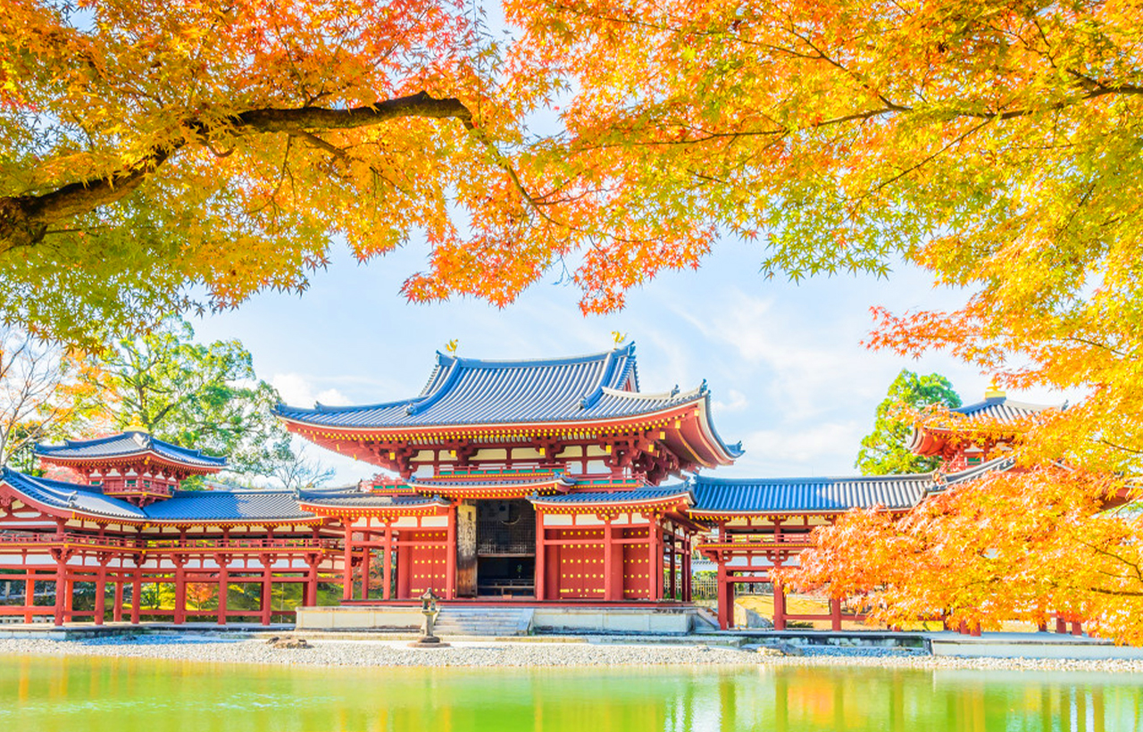 秋季的平等院被紅葉與金黃環繞,硃紅殿堂倒映在水面上格外迷人。靜謐的庭園中滿是柔和秋意,雅緻而動人。 秋季的平等院被紅葉與金黃環繞,硃紅殿堂倒映在水面上格外迷人。靜謐的庭園中滿是柔和秋意,雅緻而動人。