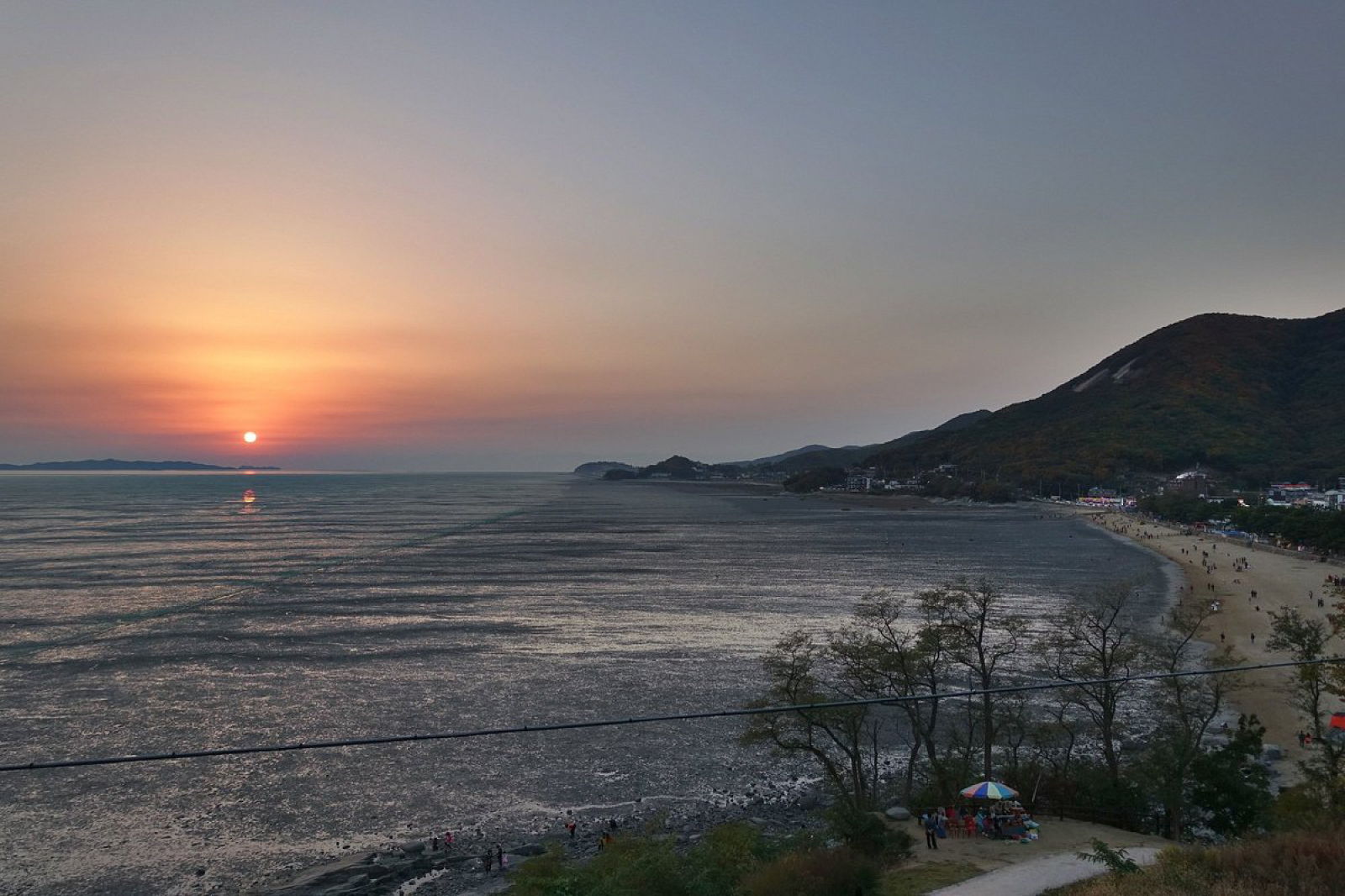 在退潮時，海水會退到遙遠的地平線，露出廣闊的泥灘，遊客可以在這裡嘗試挖蛤蜊和貝類，這是當地人最喜歡的活動。 淺水區對兒童來說安全又有趣，他們可以在這裡嬉戲玩耍。