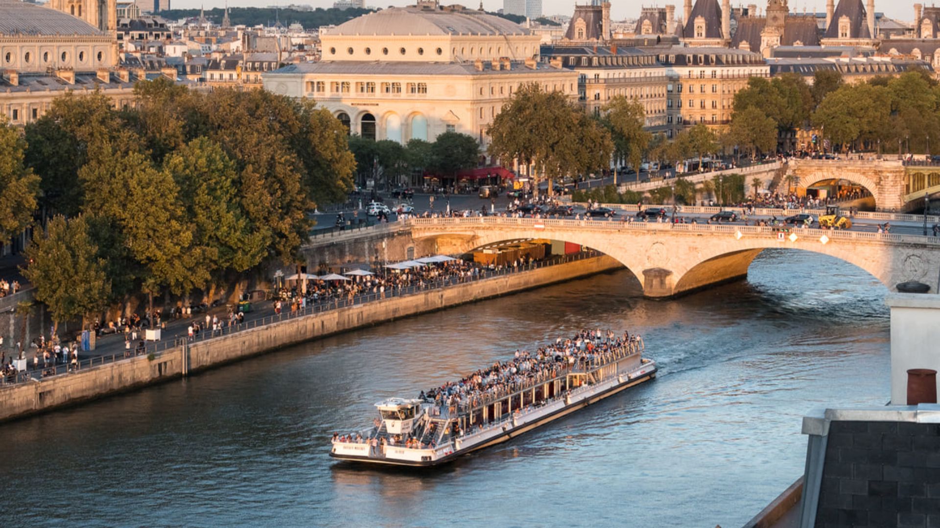 在塞納河畔，浪漫美景映入眼簾，巴黎輕聲訴說著愛與美的故事。