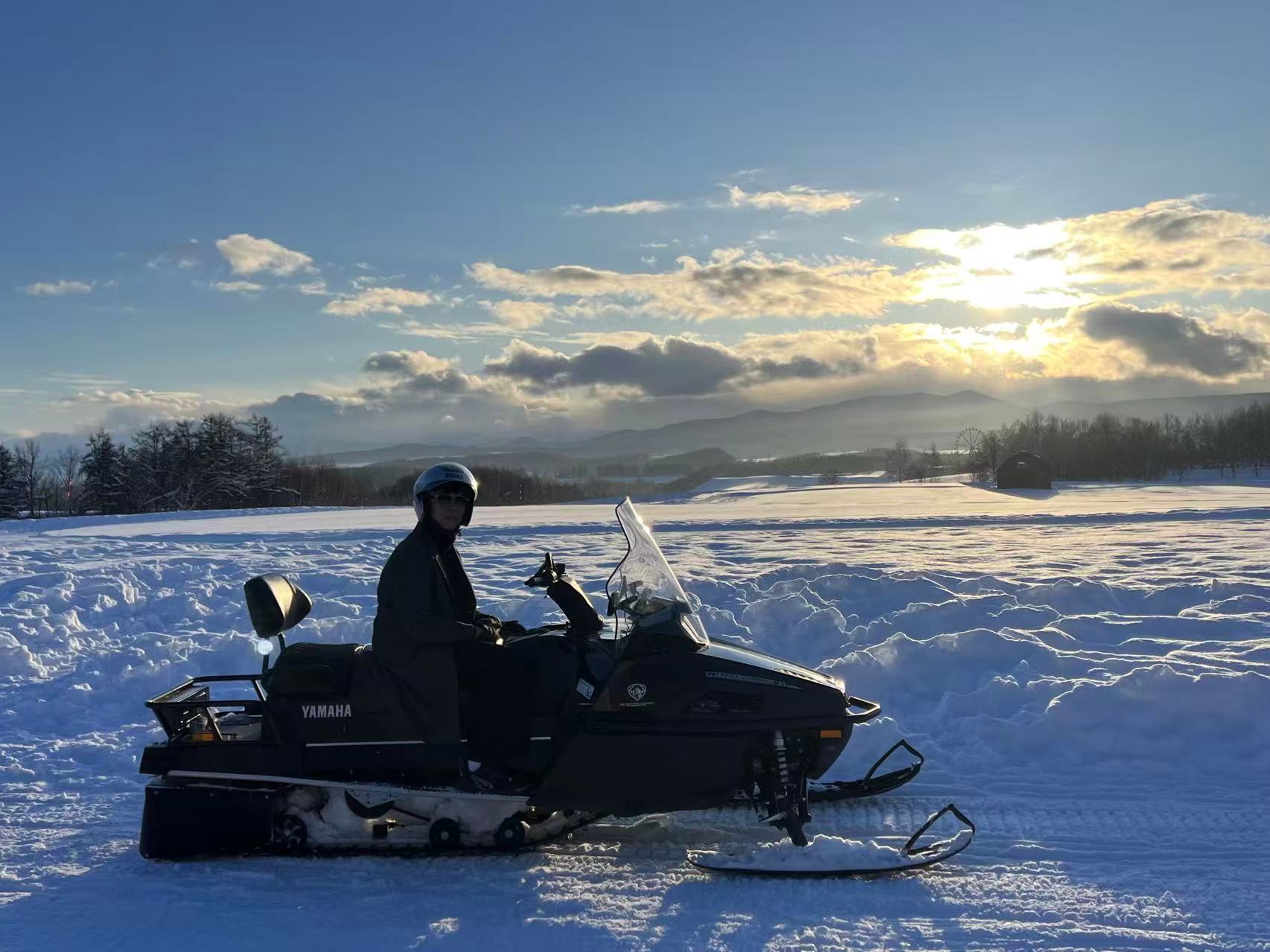 A方案-四季彩之丘的冬季魅力不僅在雪景，還能體驗雪地摩托，盡情享受冰雪的樂趣，雪上項目自費