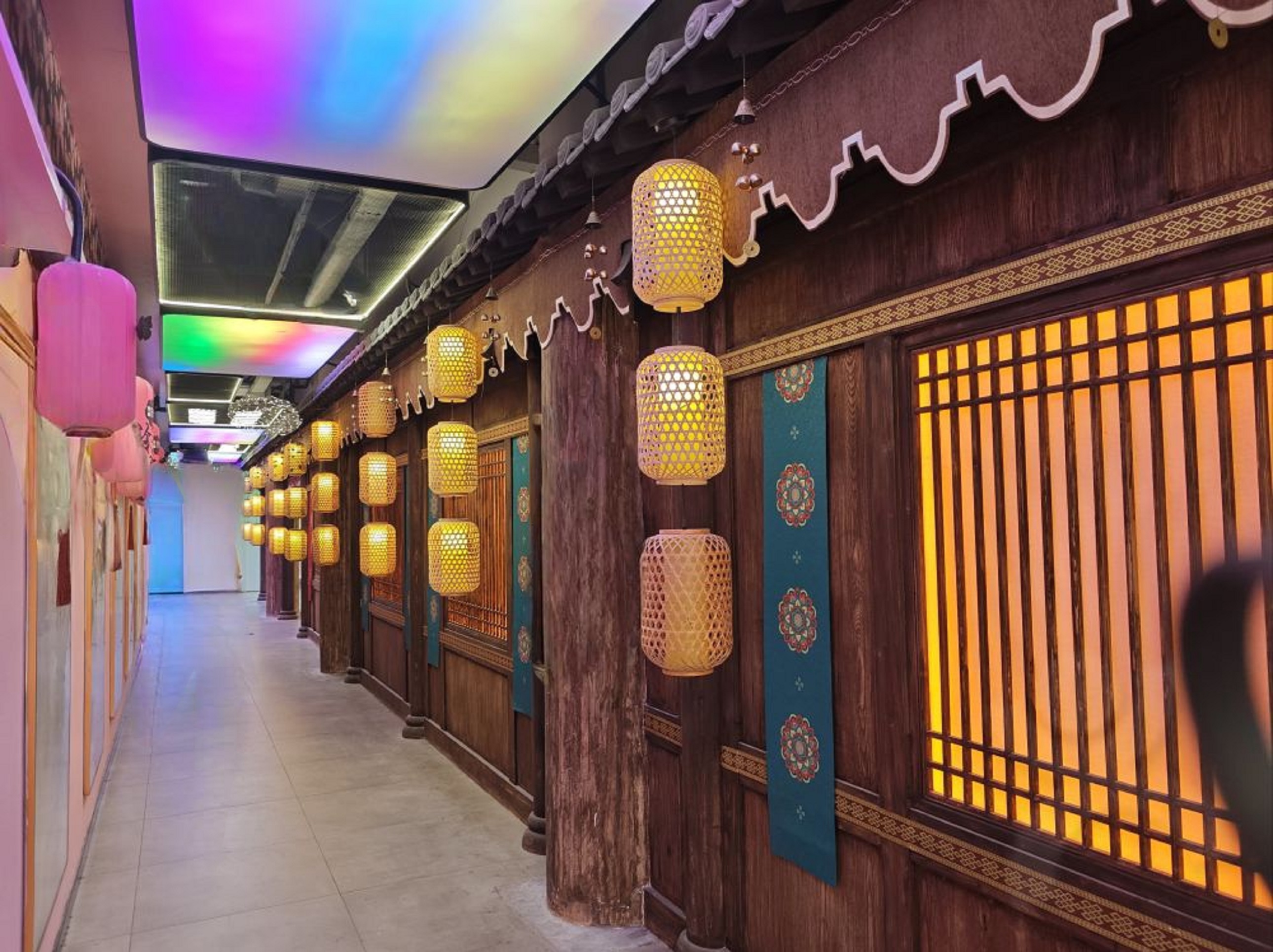 頂部的彩色燈光為唐風場景增添了一絲現代感 頂部的彩色燈光為唐風場景增添了一絲現代感