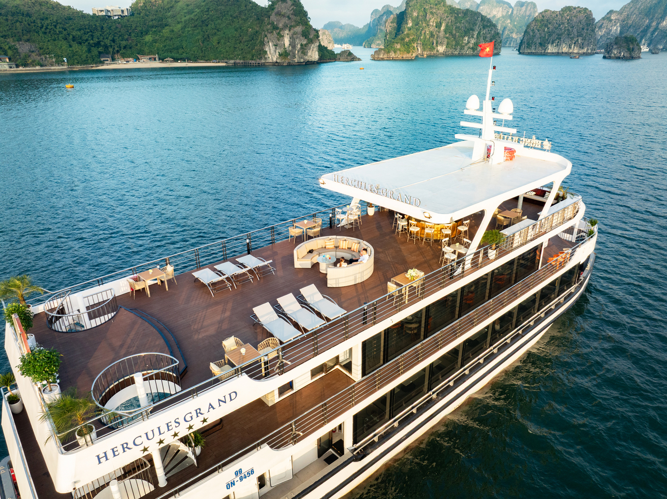 這艘遊輪最引人注目的特色,就是其寬敞達 345 平方公尺的甲板,設計時尚,更是下龍灣唯一設有戶外酒吧的日間遊輪甲板。 這艘遊輪最引人注目的特色,就是其寬敞達 345 平方公尺的甲板,設計時尚,更是下龍灣唯一設有戶外酒吧的日間遊輪甲板。