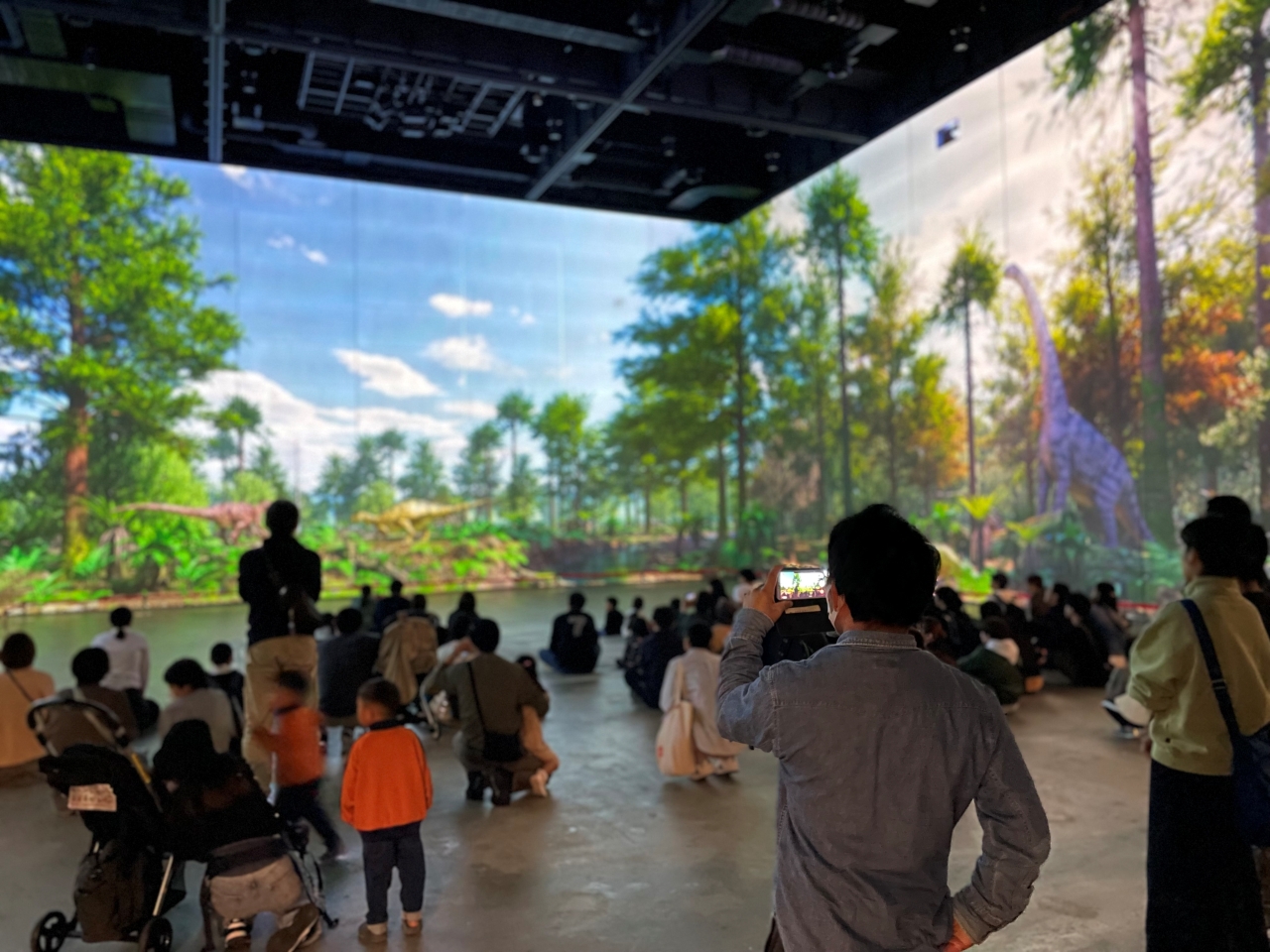 巨型三面沉浸式劇場