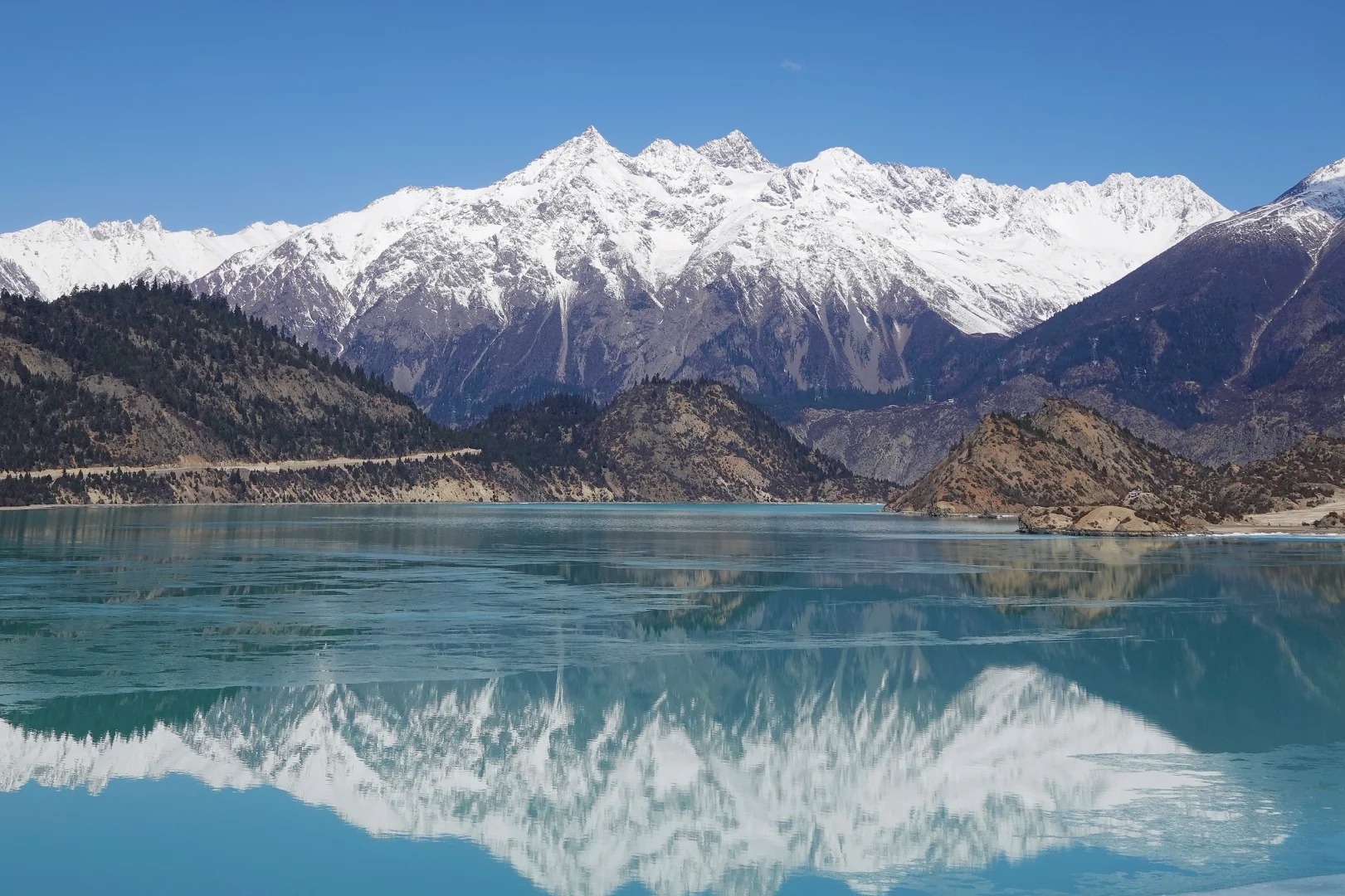 Ranwu Lake
A natural lake formed by the melting snow of the ancient glacier for thousands of years
Feel the pure cold wonderland