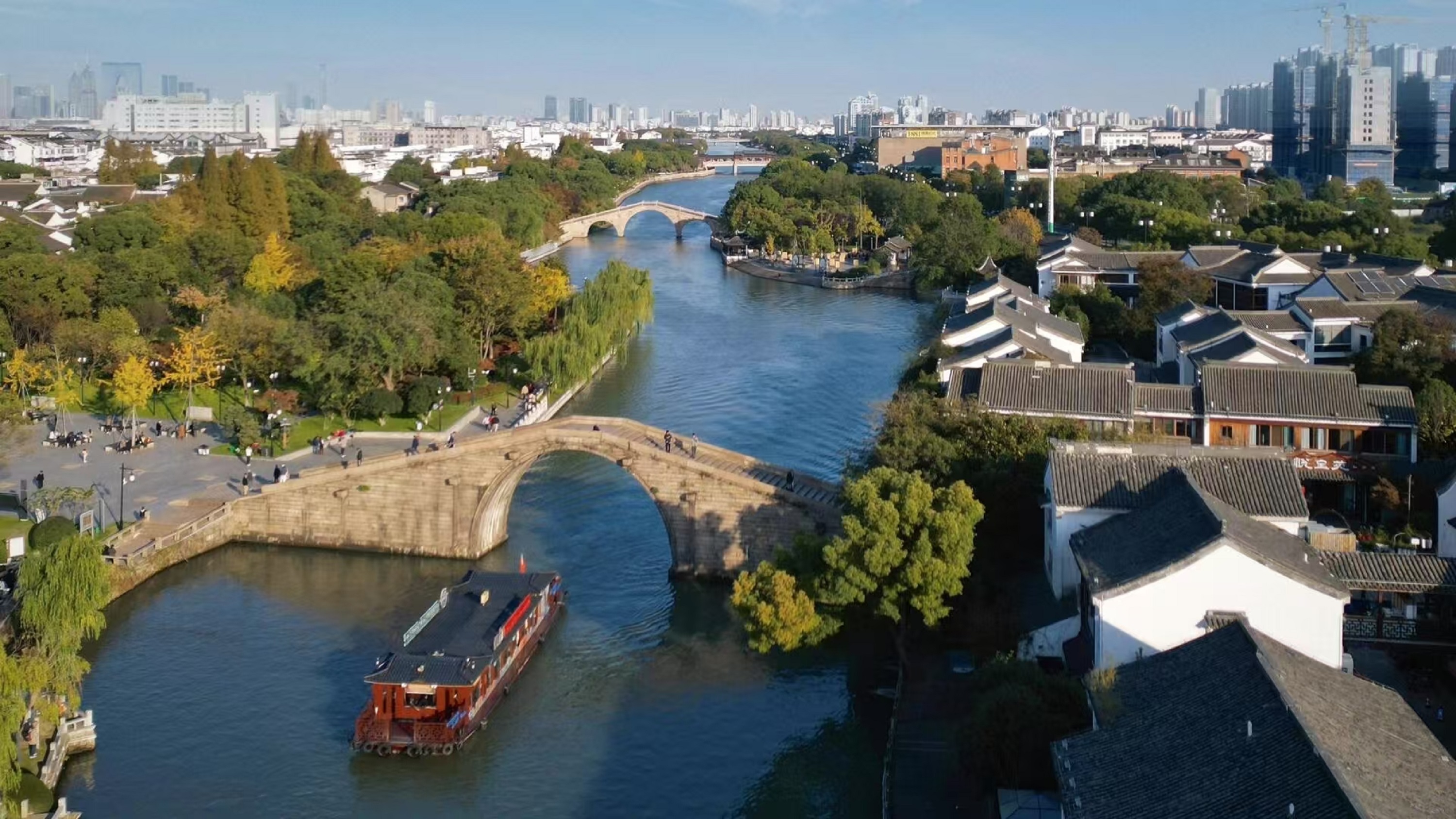 One-day tour of ancient Suzhou, Jiangsu (poetic charm of Humble Administrator's Garden/interesting Lion Grove + Zen of Hanshan Temple + history of moat and Panmen + one-day tour of Jiangnan with a tour guide + round trip to Hangzhou)