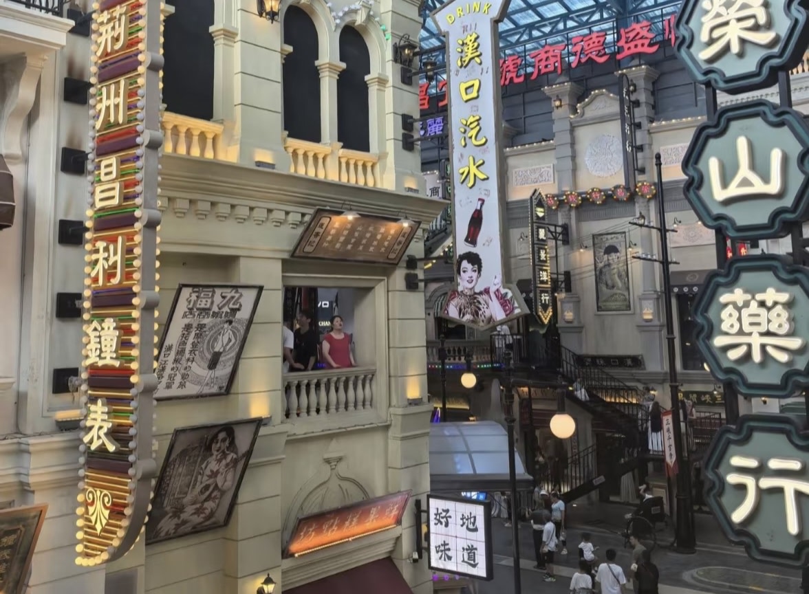 歐式騎樓的拱廊下,老海報與鐵藝欄杆相映成趣 歐式騎樓的拱廊下,老海報與鐵藝欄杆相映成趣