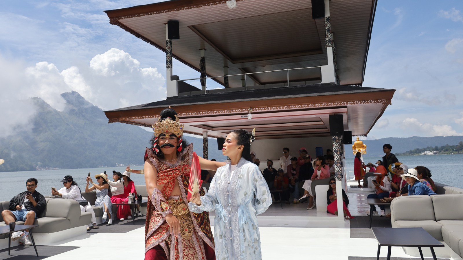 與傳統共舞：一場文化表演為平靜的水面和壯麗的景色帶來了生機。