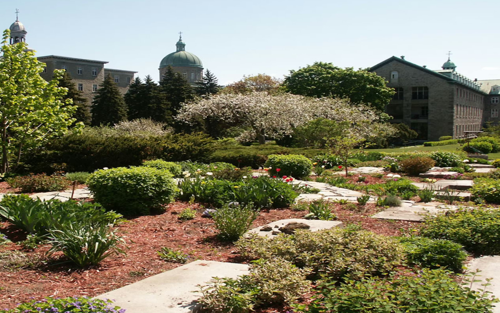 探索寧靜小徑、盛開鮮花及Hospitalières的豐富歷史 探索寧靜小徑、盛開鮮花及Hospitalières的豐富歷史