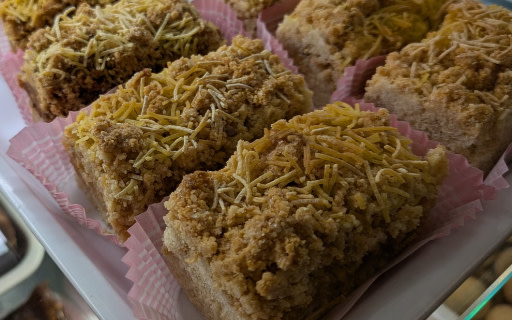 這道美味的甜點，點綴著酥脆金黃的配料，看起來真是令人垂涎欲滴。