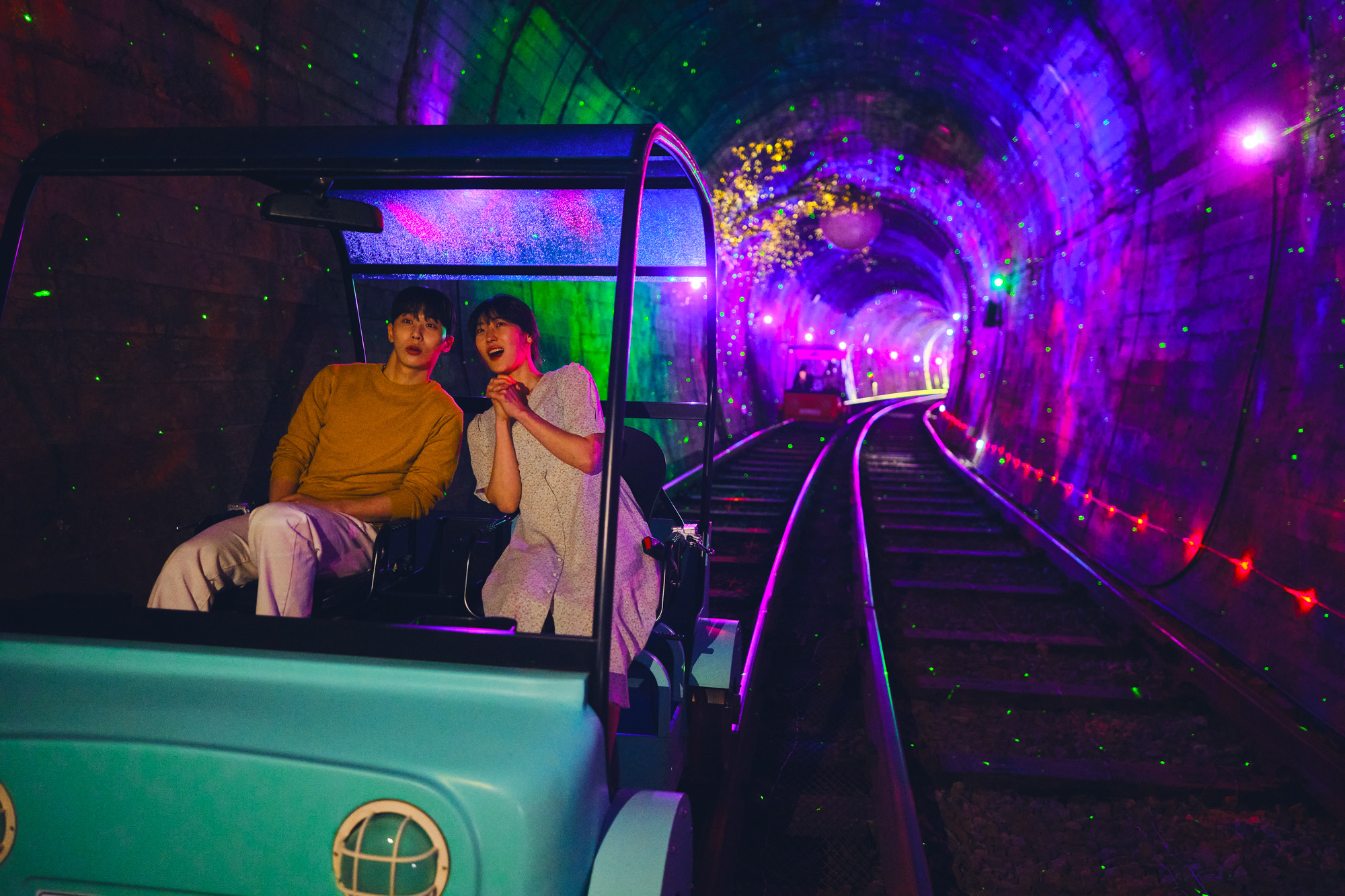 在韓國南怡島的江村鐵路公園騎自行車，沉浸在美麗的風景中