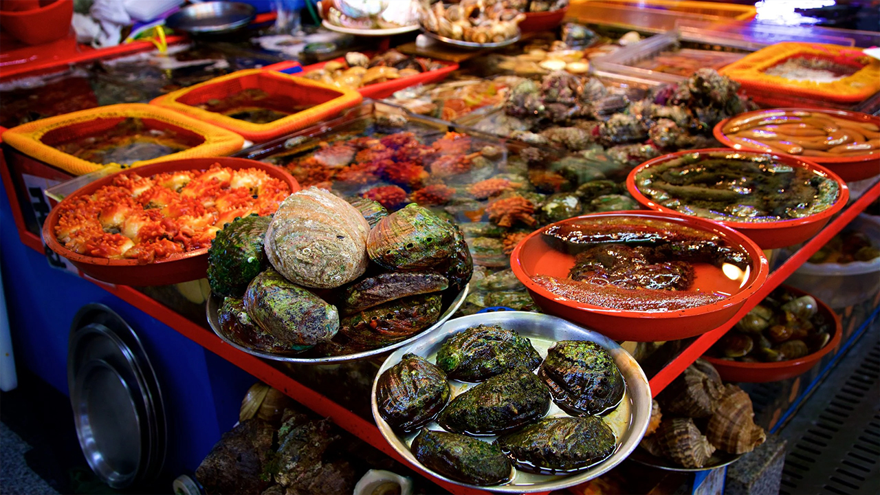探索釜山最新鮮的海產，從大海直送餐桌，品嚐最道地的海岸風味。
