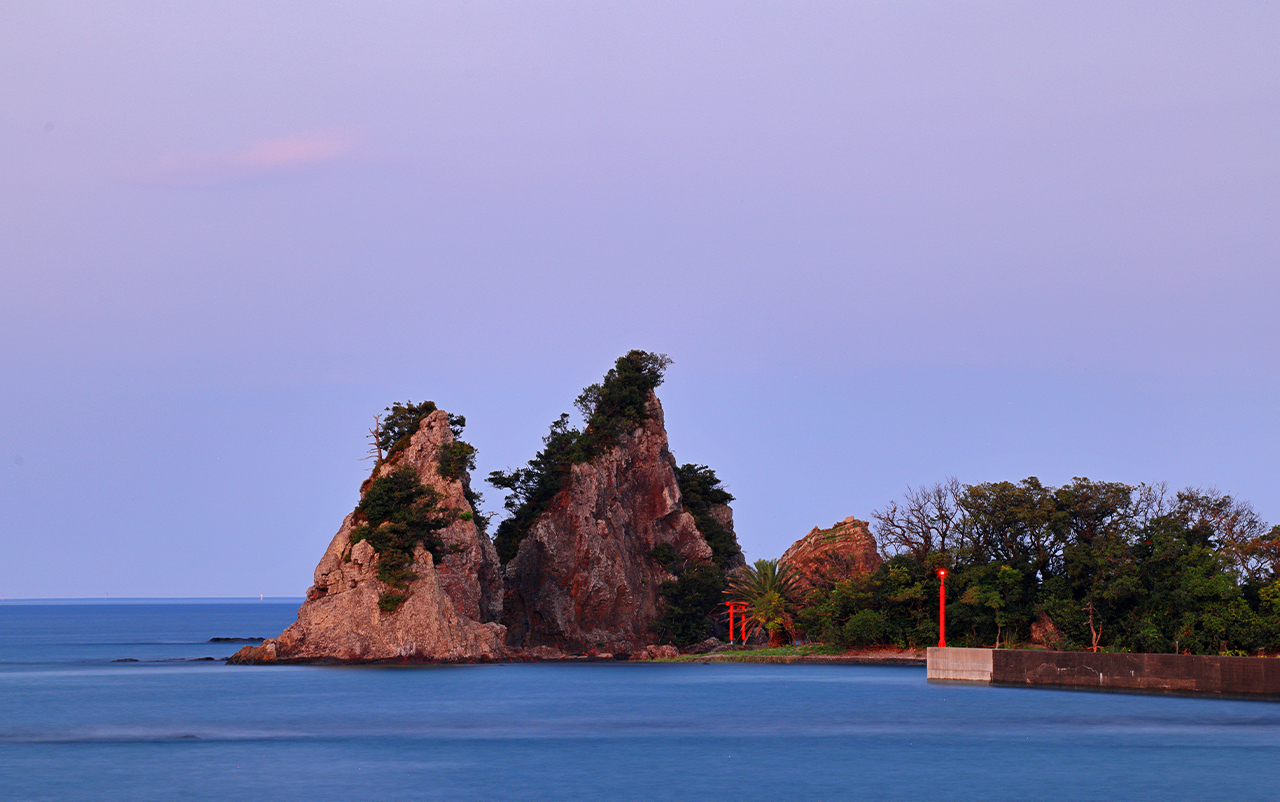 和歌山黑潮市場·白濱円月島·千畳敷·三段壁·潮岬·熊野古道·那智勝浦漁港二日遊｜大阪出發
