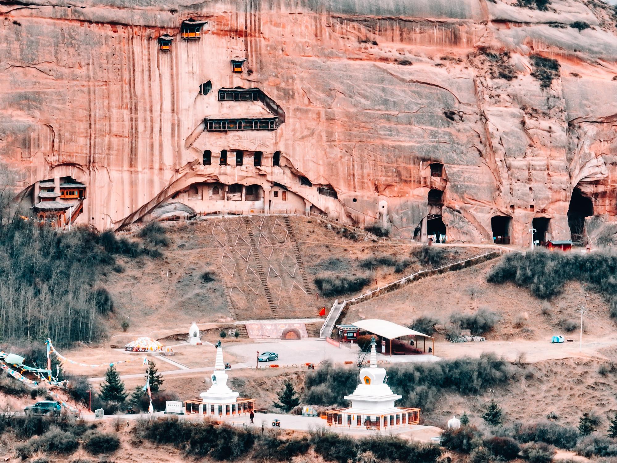 三十三天石窟(必打卡):北涼始建的 7 層 21 窟垂直石窟群,嵌於紅砂岩崖壁,內部 “之” 字形棧道與 “鷂子翻身”“解脫門” 等窄道極具挑戰性。 三十三天石窟(必打卡):北涼始建的 7 層 21 窟垂直石窟群,嵌於紅砂岩崖壁,內部 “之” 字形棧道與 “鷂子翻身”“解脫門” 等窄道極具挑戰性。