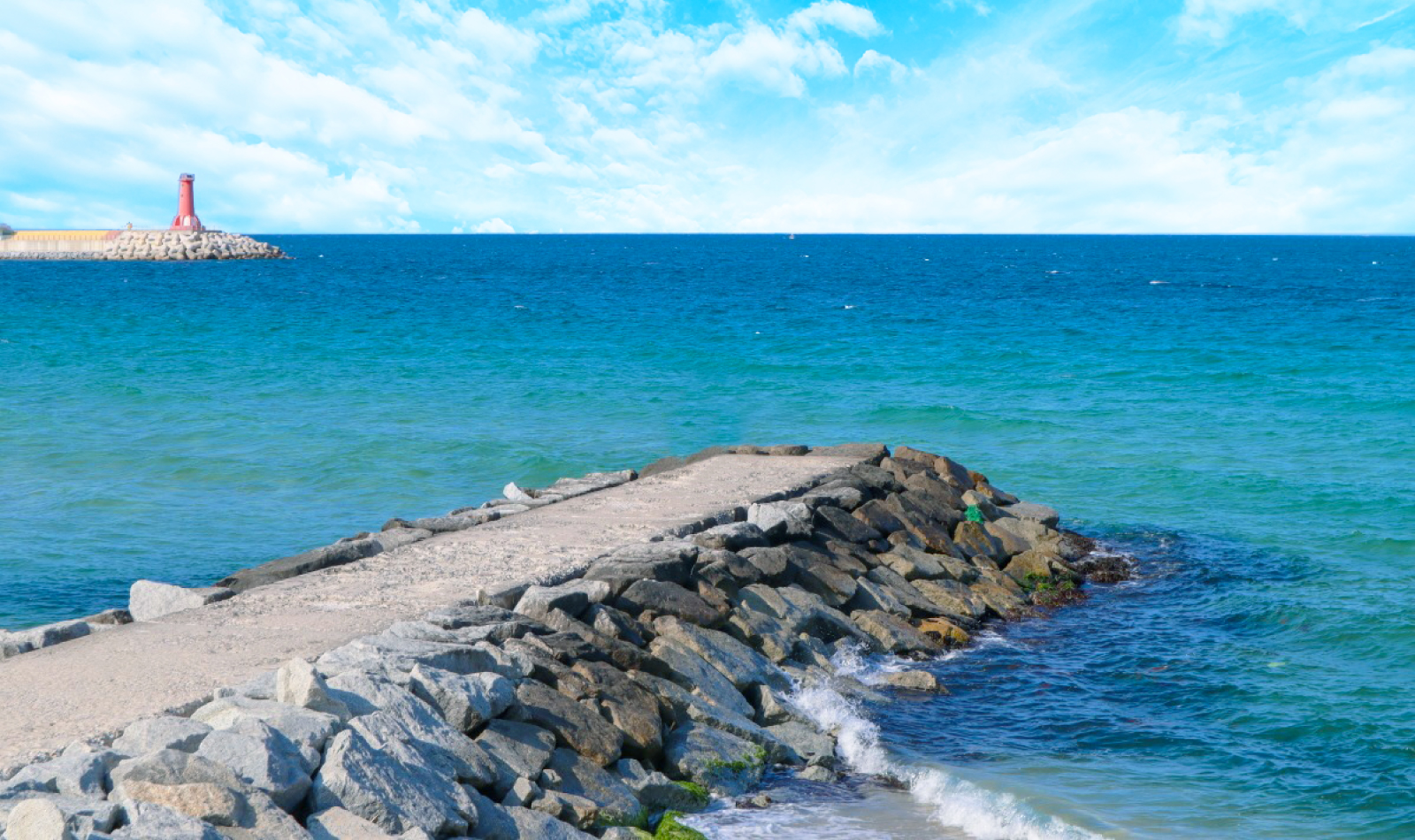 以遼闊潔白的沙灘、清澈湛藍的海水，以及壯麗的海岸景觀聞名。 海風徐徐、浪聲相伴，享受輕鬆自在的海邊時