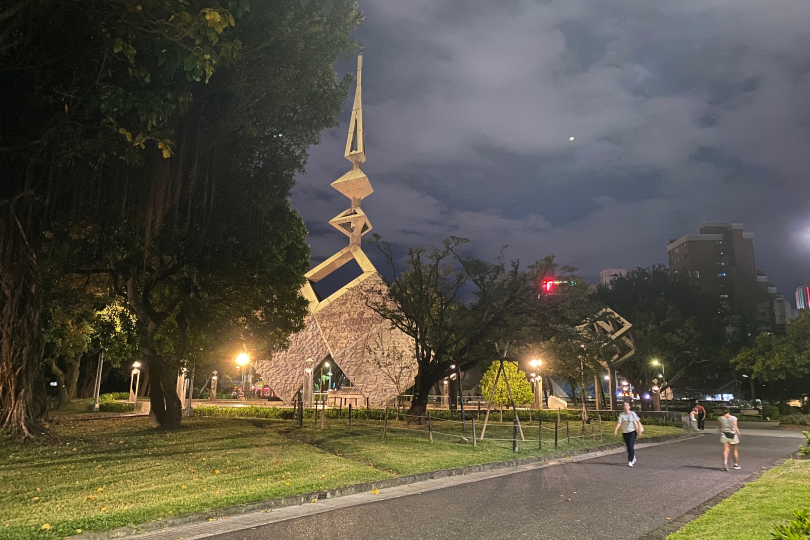 二二八和平紀念公園是城市中心的歷史綠洲。夜晚燈光柔和，在參天古木下跑步，感受公園的寧靜與莊嚴氛圍。