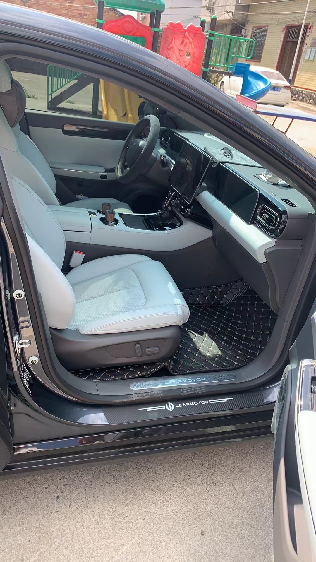 5座舒適車型 5座舒適車型