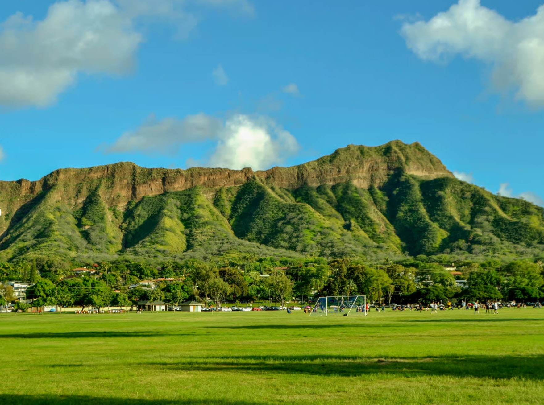 鬱鬱蔥蔥的翠綠色高山,營造出橫跨歐胡島的壯麗全景 鬱鬱蔥蔥的翠綠色高山,營造出橫跨歐胡島的壯麗全景