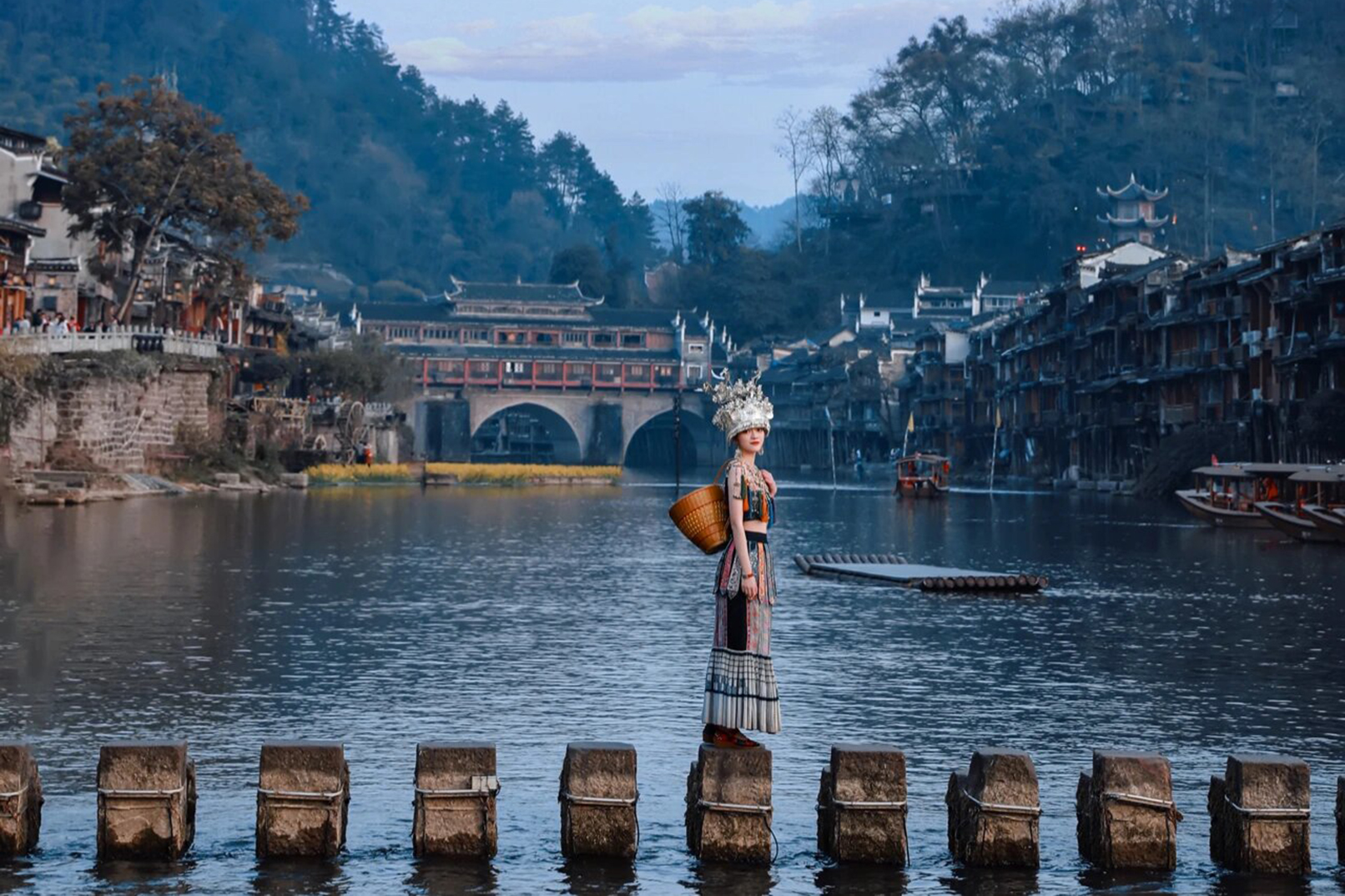 跳巖：踏一踏跳巖，隔空都能感受到清亮沱江裡水草如絲般順滑的搖曳