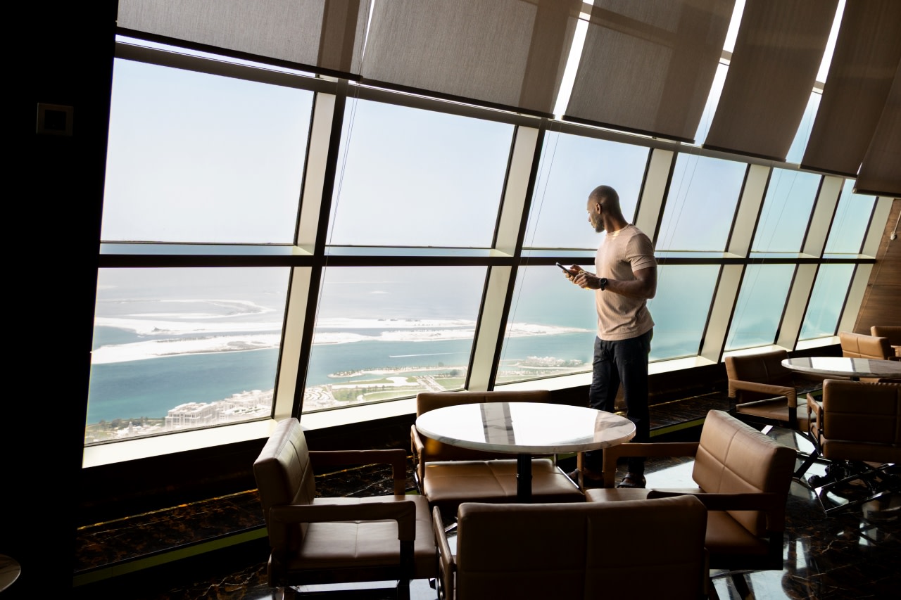 從高處欣賞全景是領略廣闊城市和大海的絕佳方式