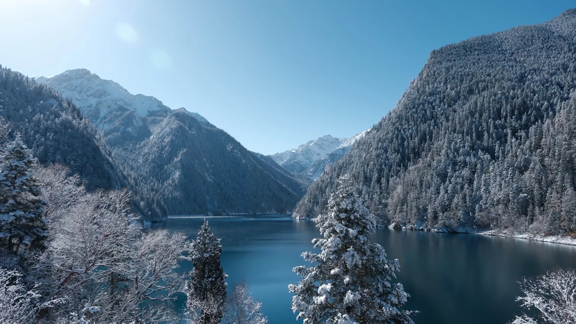 長海的美，美在它的雄渾與壯闊。它那寬廣的湖面，一眼望去，竟看不到盡頭，彷彿與天邊相接，給人一種無邊無際的豪邁之感