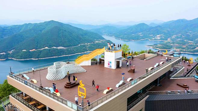 從山頂俯瞰，清風湖的全景是堤川之旅的真正亮點。