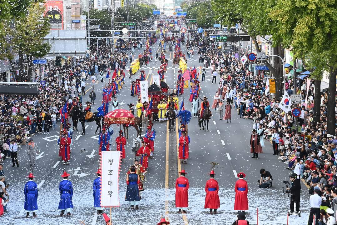An event that reenacts the royal procession of King Jeongjo, the 22nd king of the Joseon Dynasty, vividly recreating the journey from Hwaseong Haenggung to Yungneung.