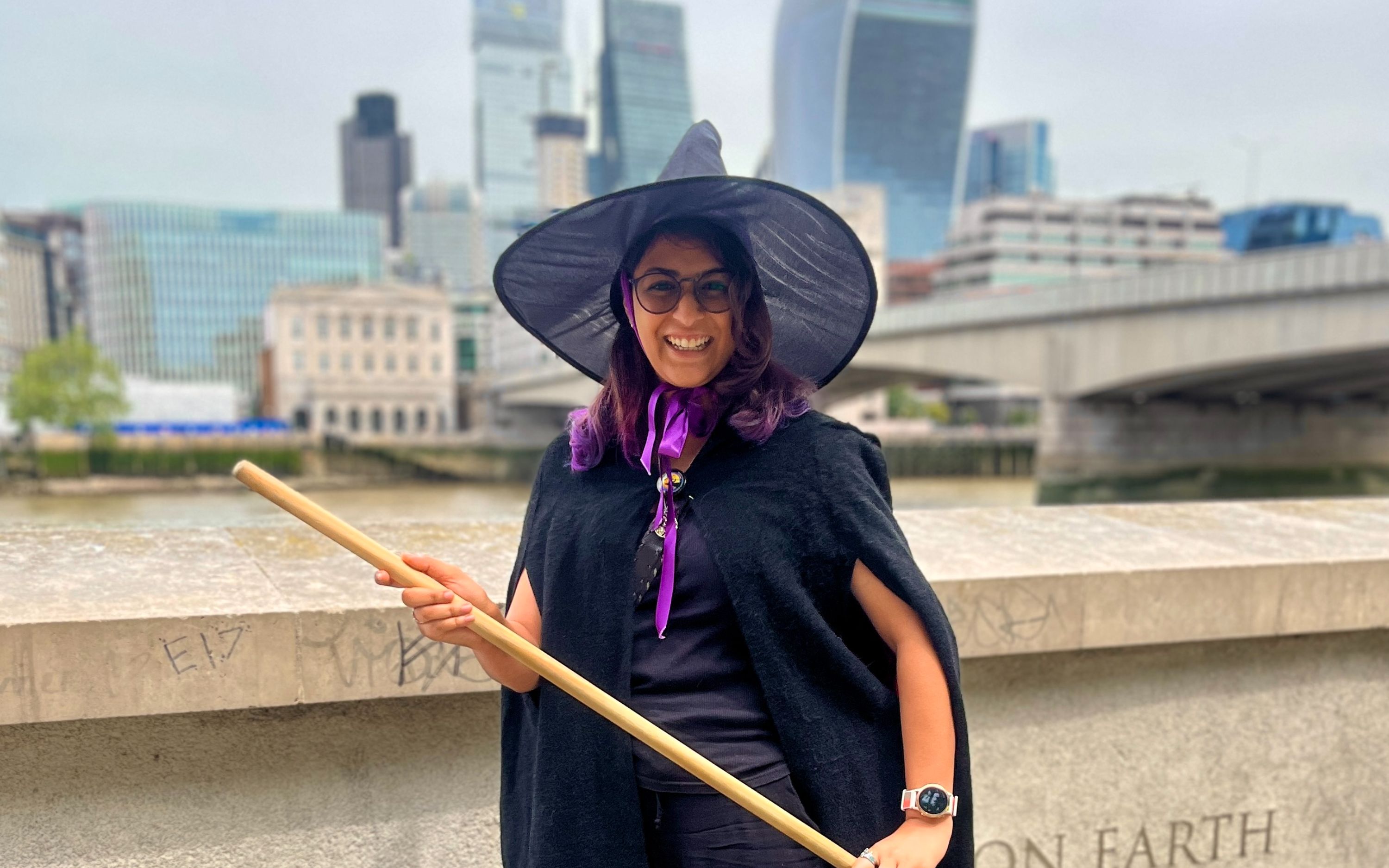 與您的女巫嚮導互動，聽她們分享引人入勝的故事和秘密